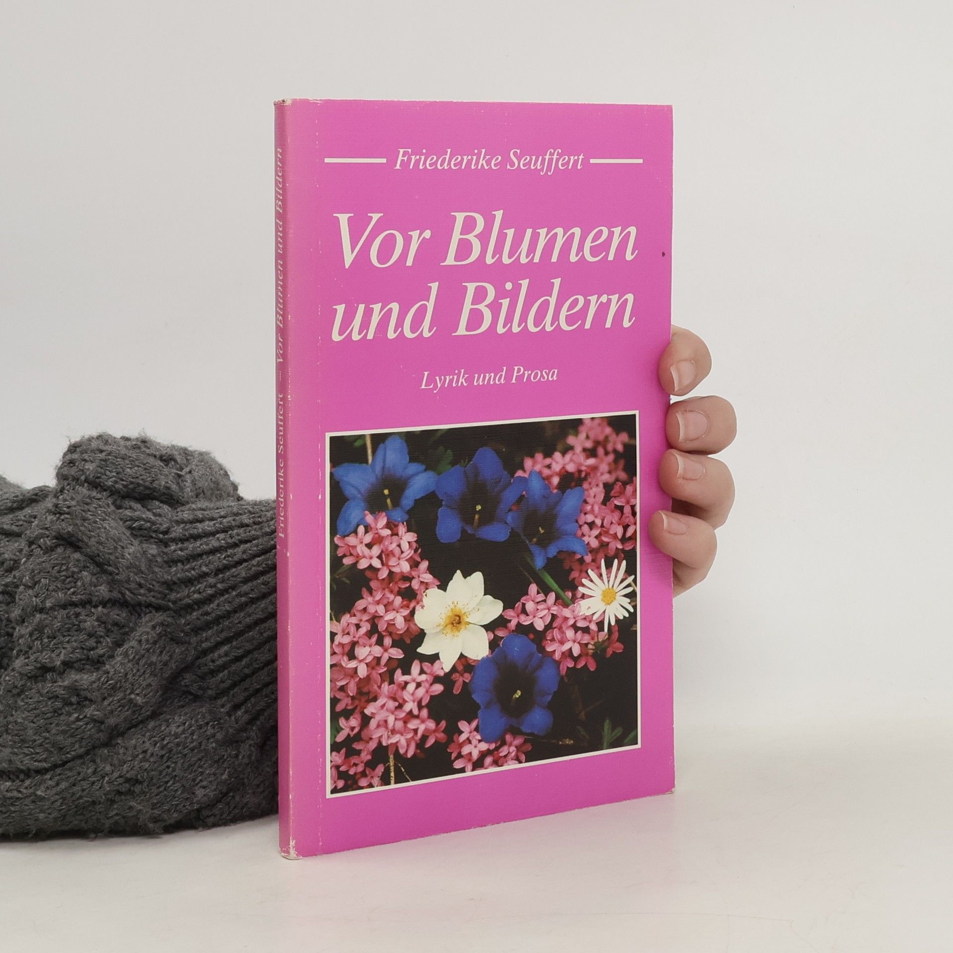 Friederike Seuffert Vor Blumen und Bildern