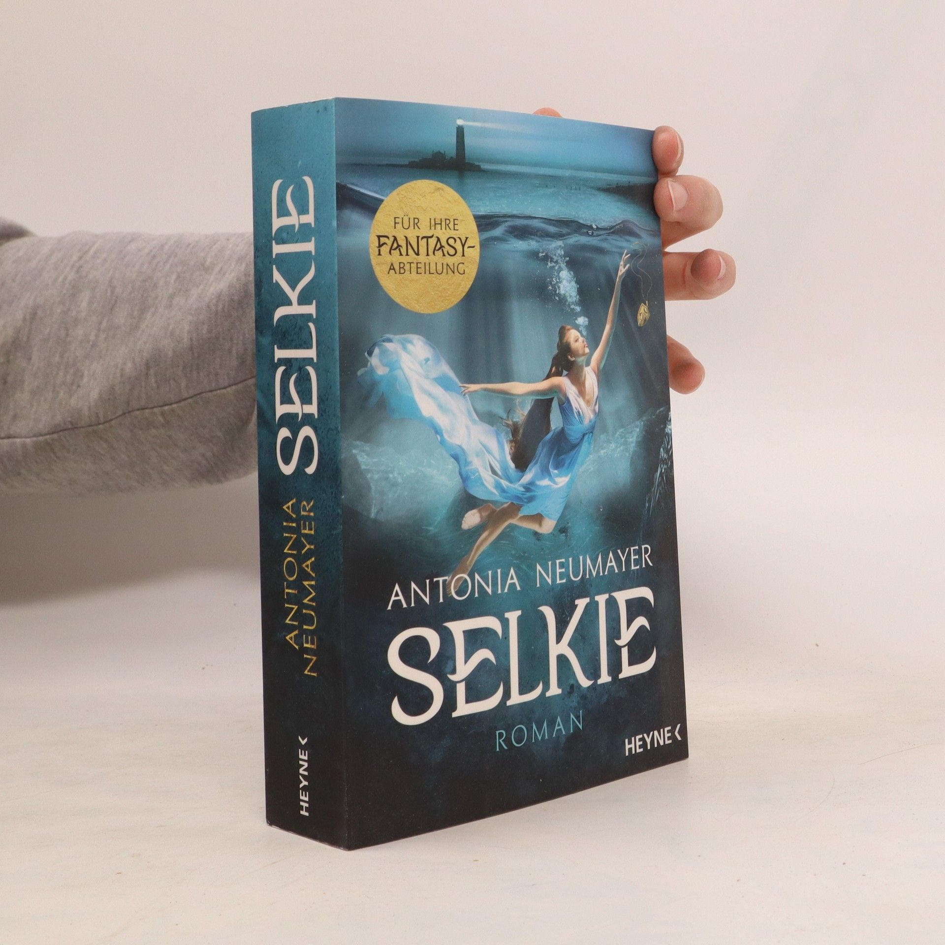 Antonia Neumayer Selkie