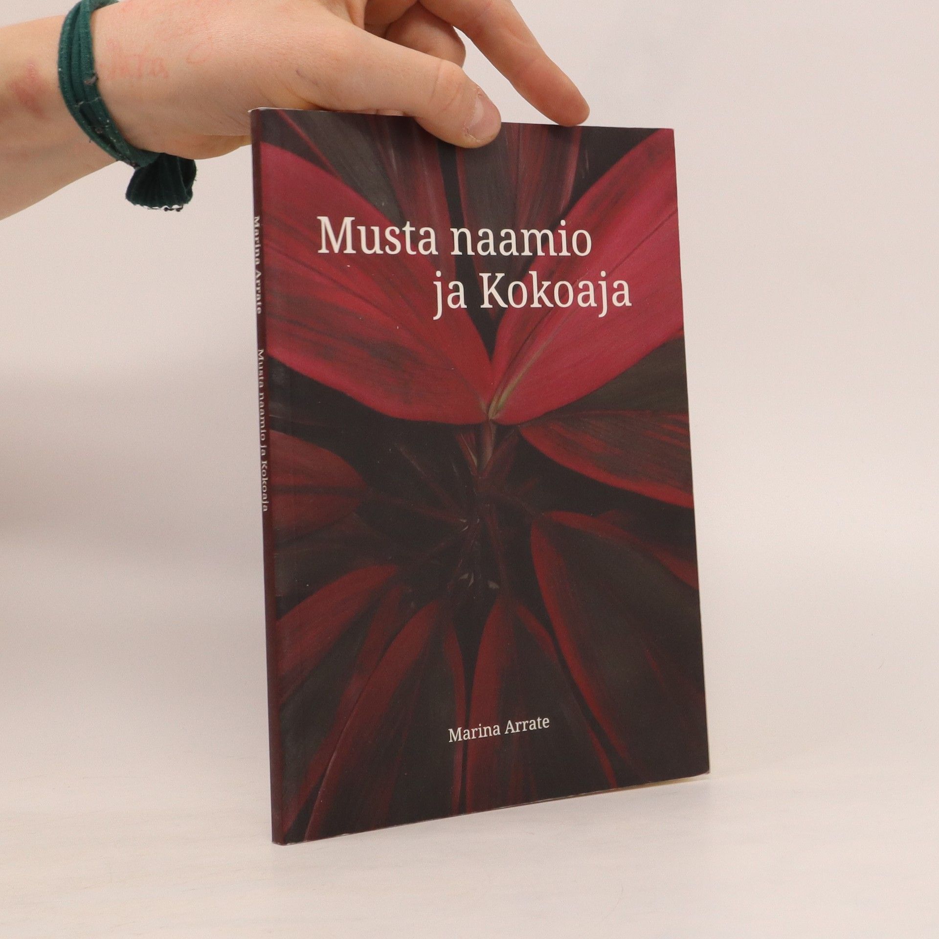 Marina Arrate Musta naamio ja Kokoaja