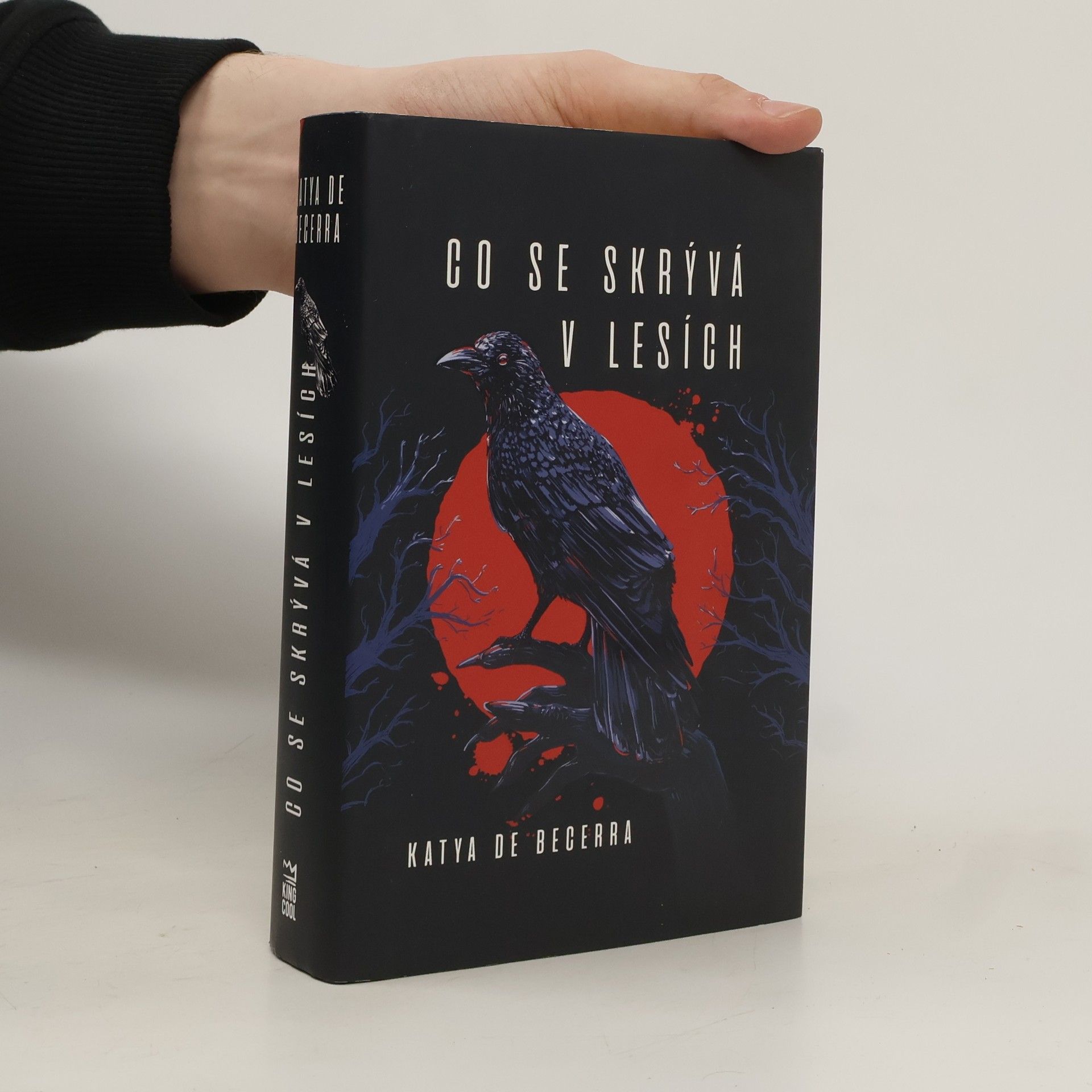 Katya De Becerra Co se skrývá v lesích