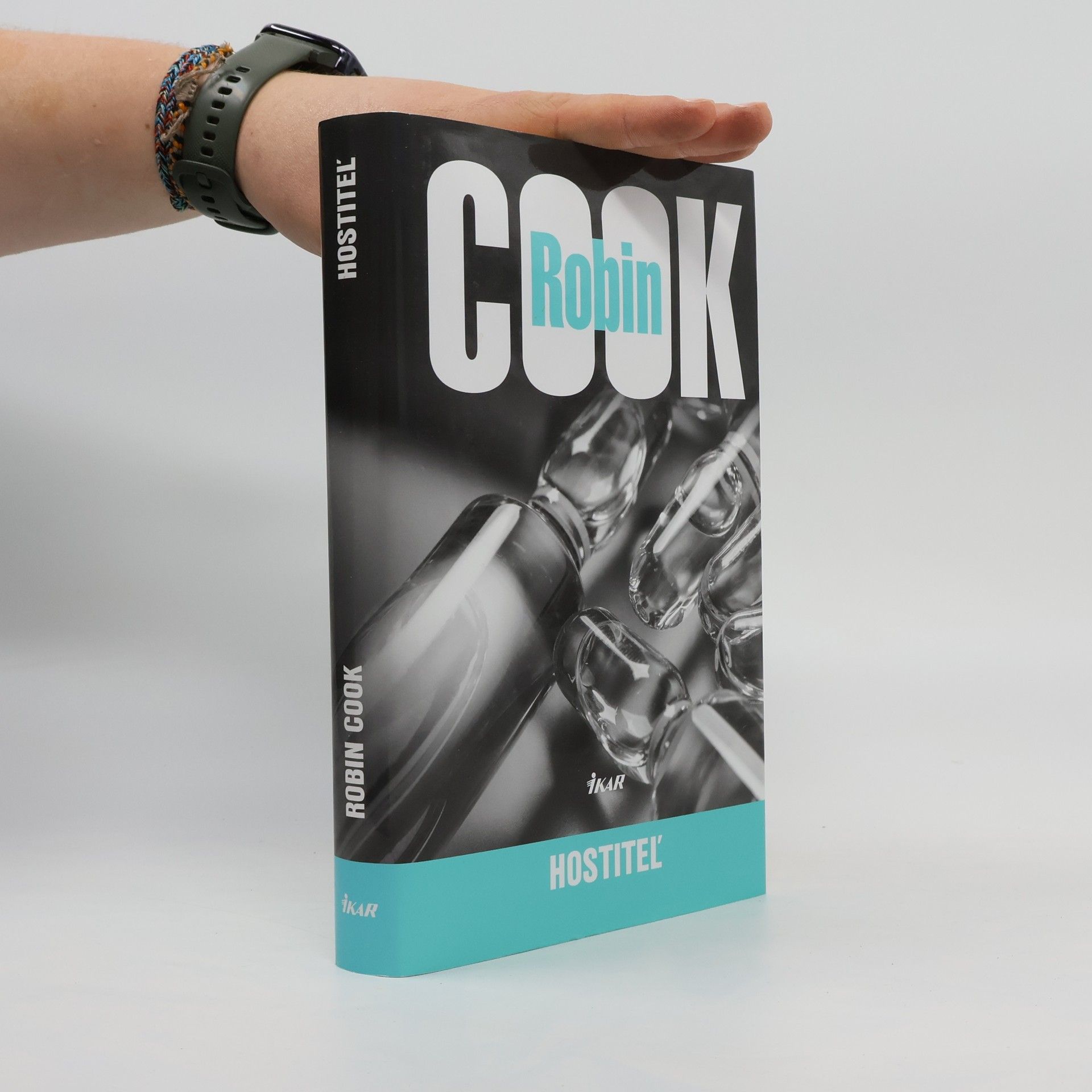Robin Cook Hostiteľ
