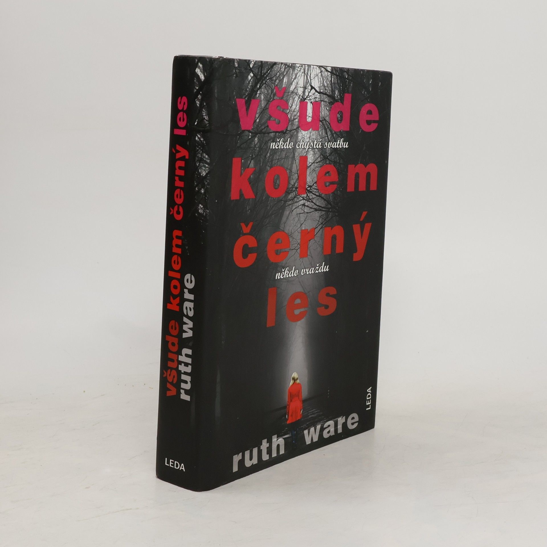 Ruth Ware Všude kolem černý les: Někdo chystá svatbu, někdo vraždu