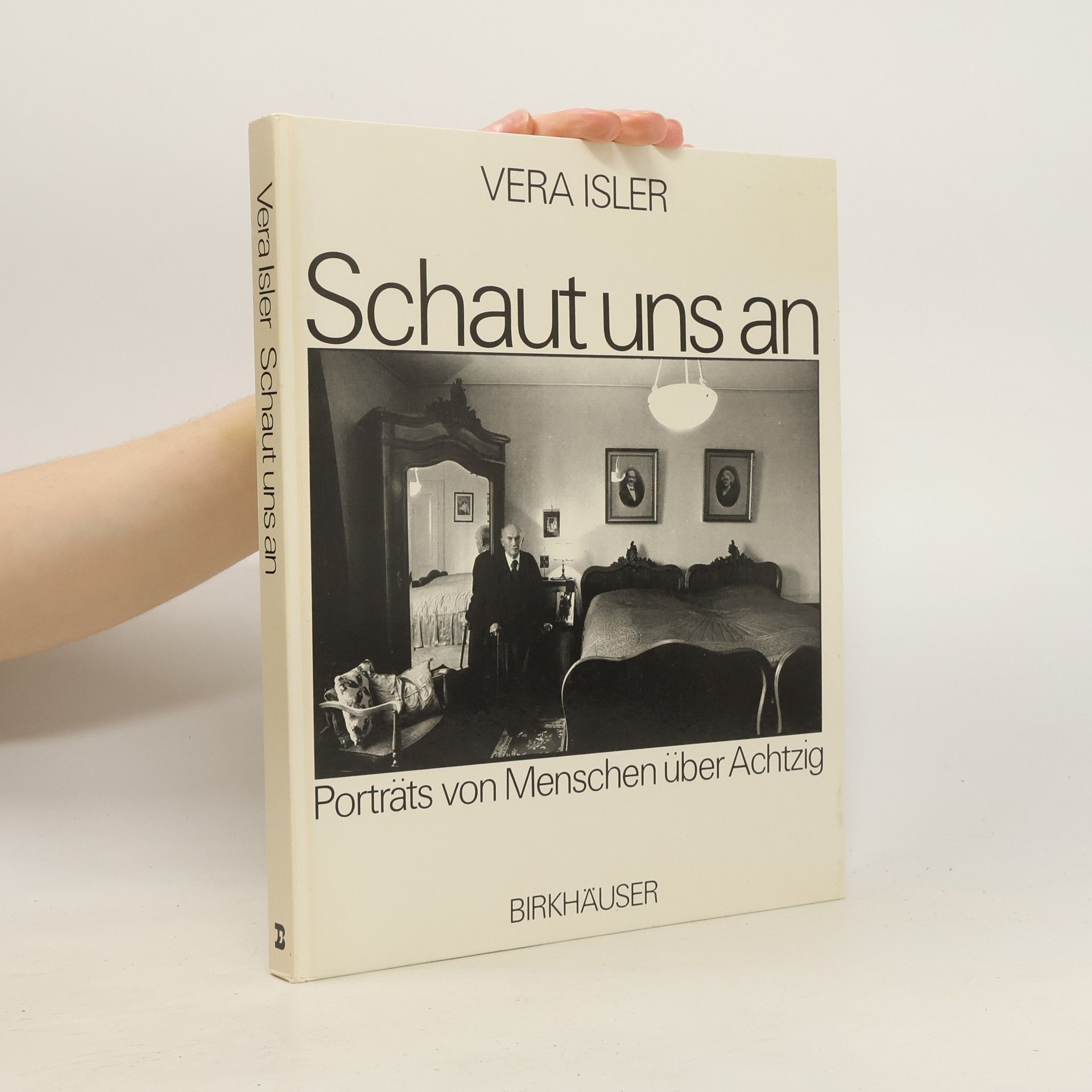 Vera Isler Leiner Schaut uns an