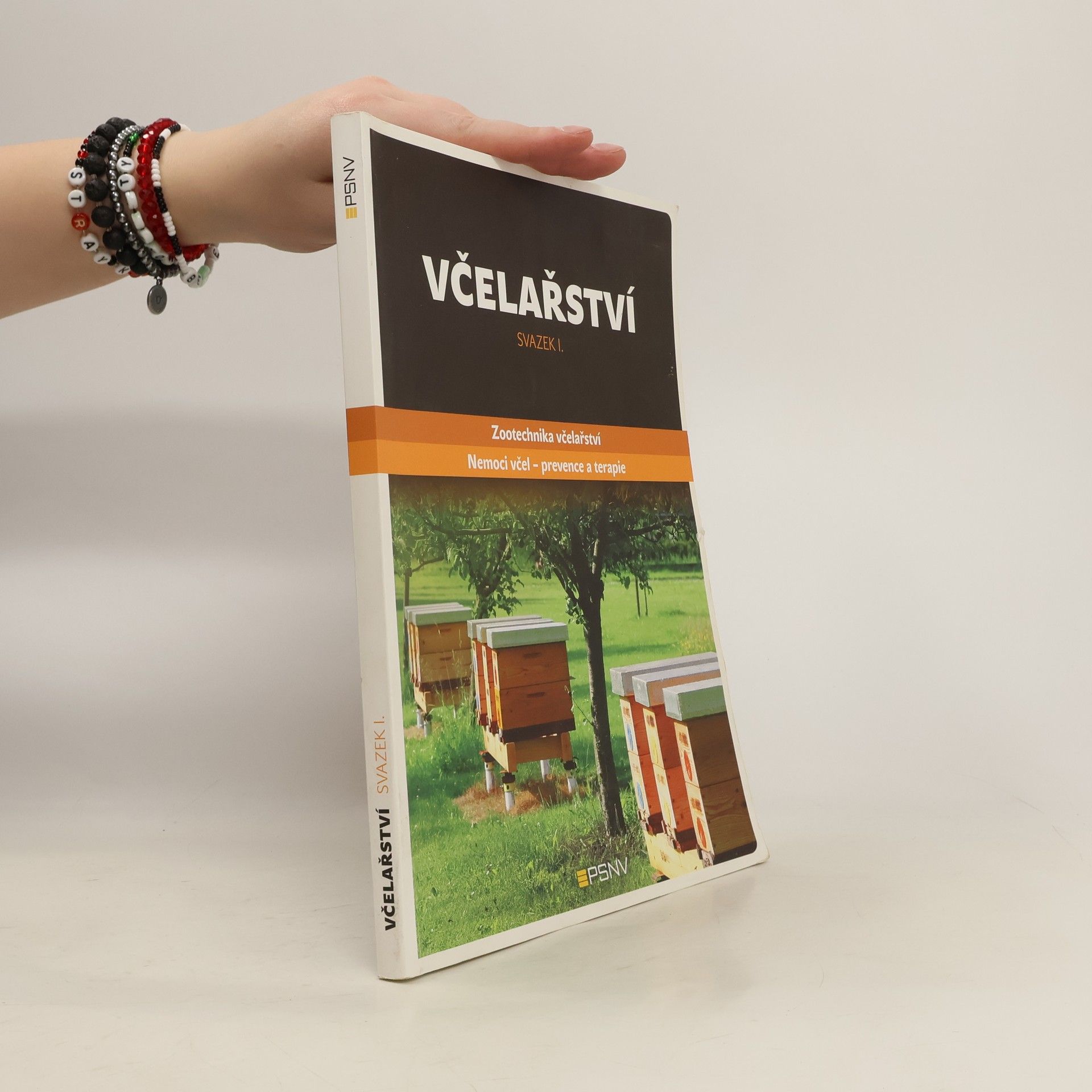 kolektiv Včelařství. Svazek I. Zootechnika včelařství, Nemoci včel - prevence a terapie.