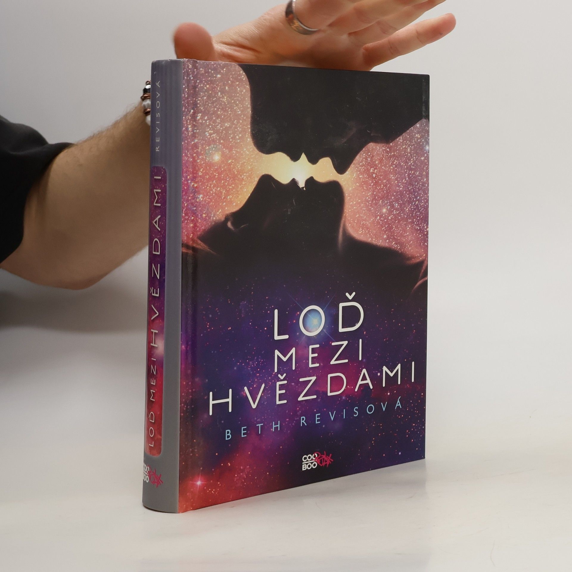 Beth Revis Loď mezi hvězdami