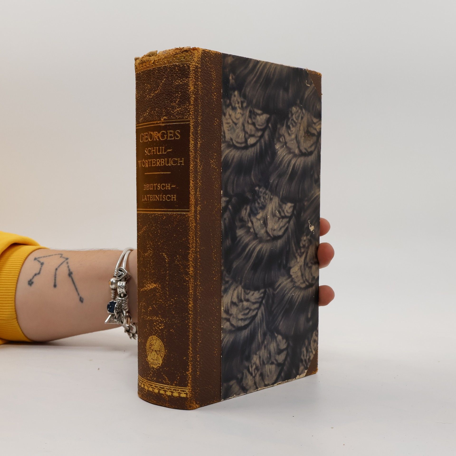Dr. K. E. Georges Deutsch-Lateinisches Schulwörterbuch.