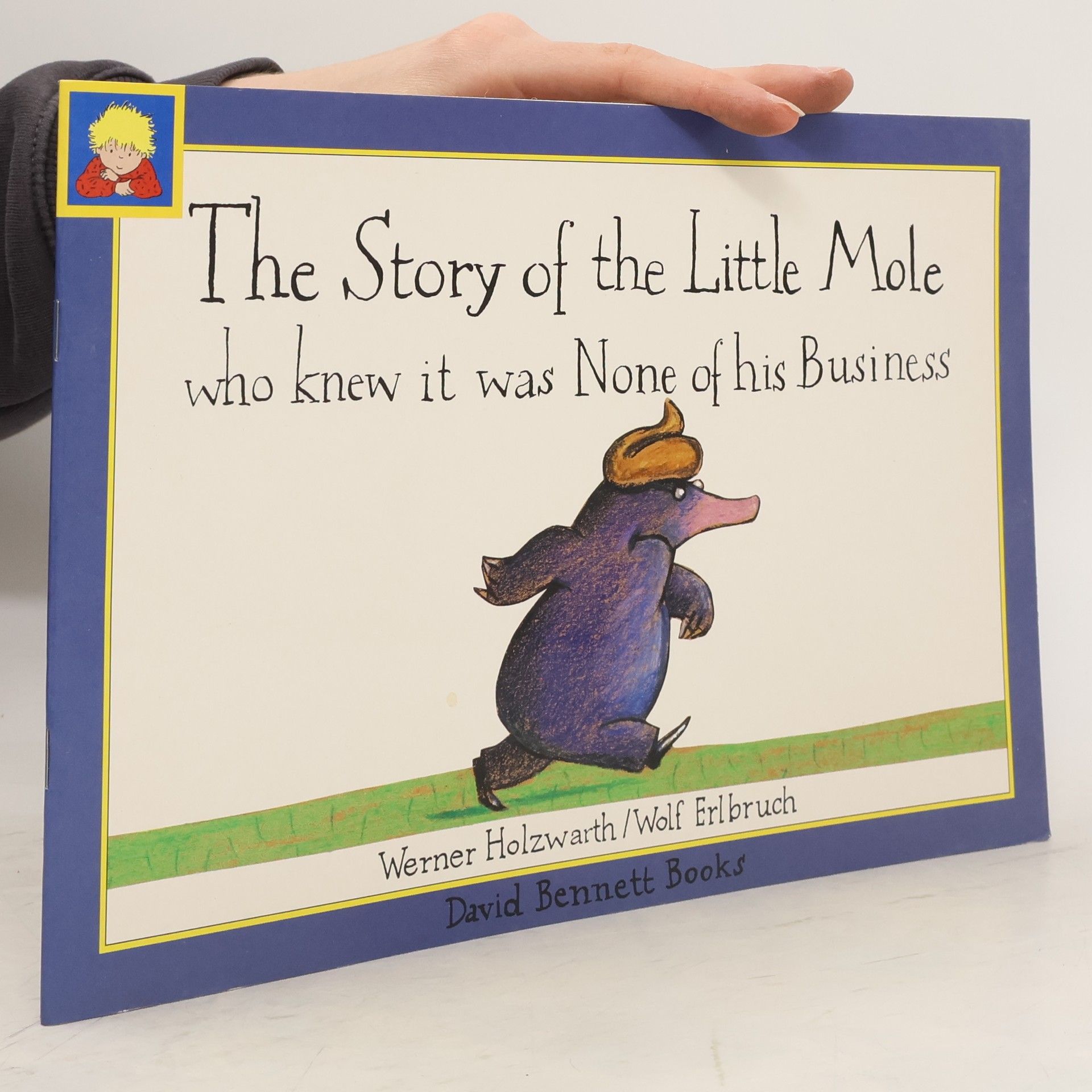Werner Holzwarth The Story of the Little Mole who knew it was None of his Business. Vom kleinen Maulwurf, der wissen wollte, wer ihm auf den Kopf