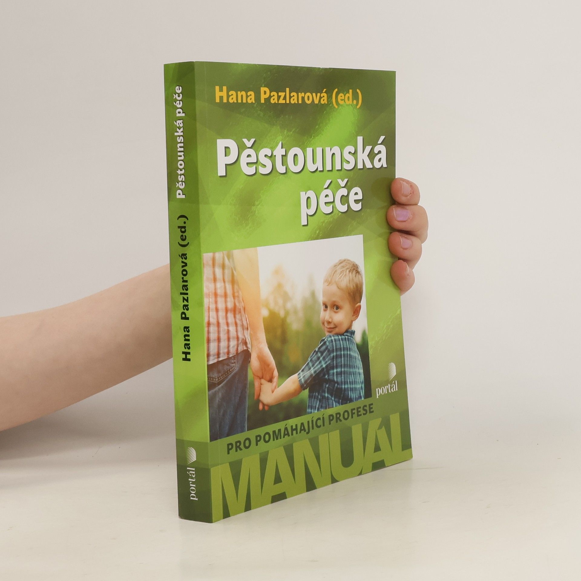 Hana Pazlarová Pěstounská péče : Manuál pro pomáhající profese