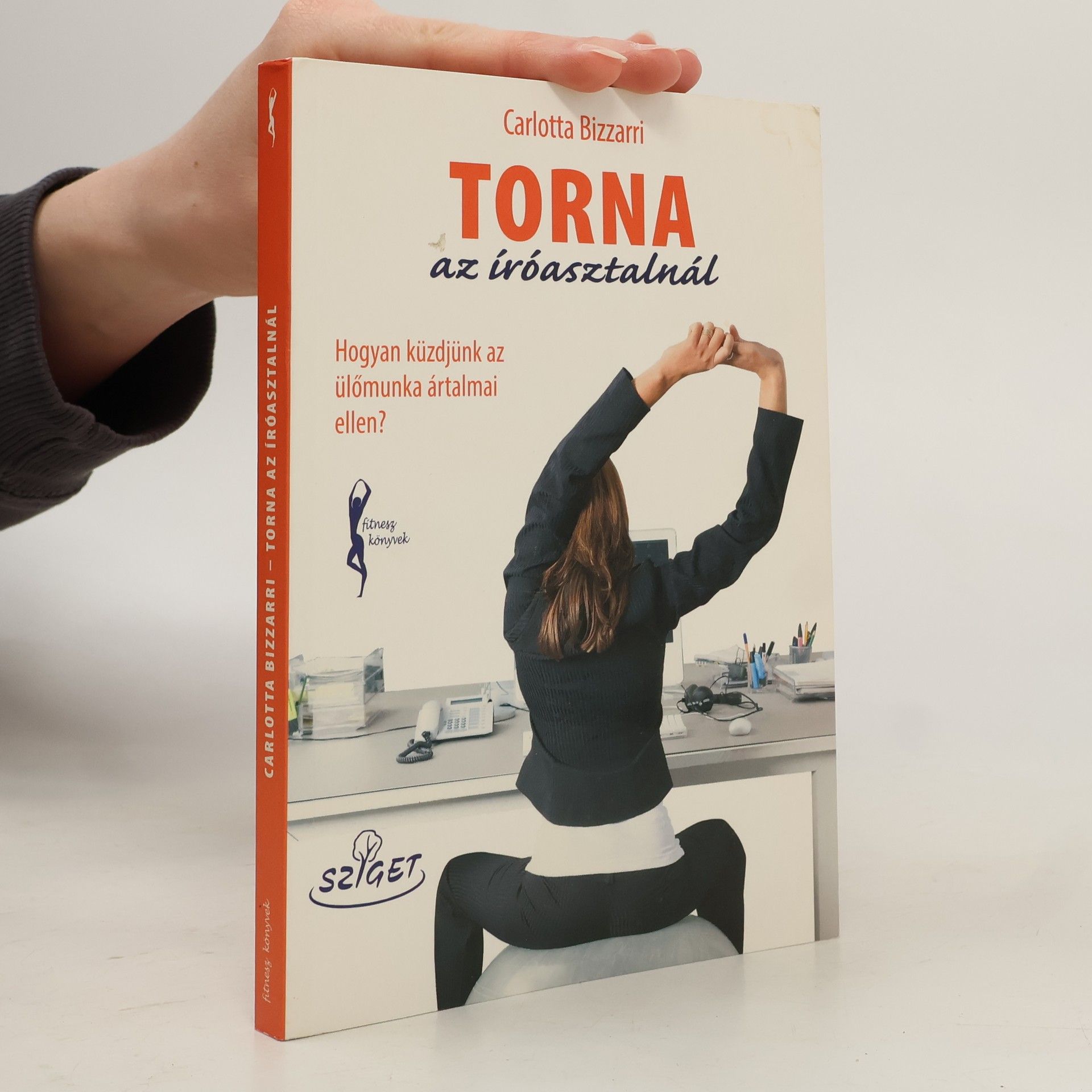 Carlotta Bizzari Torna az íróasztalnál