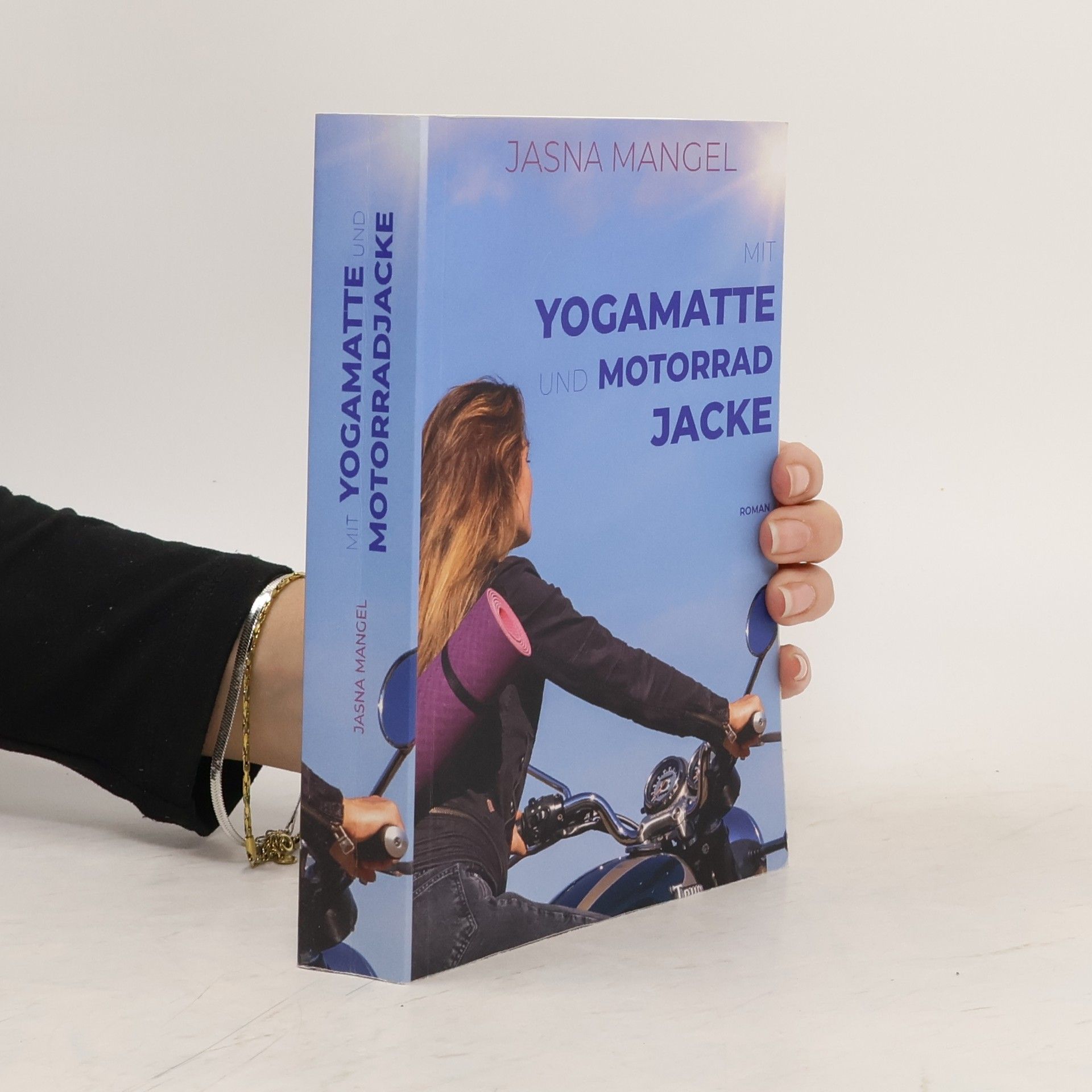 Jasna Mangel Mit Yogamatte und Motorradjacke