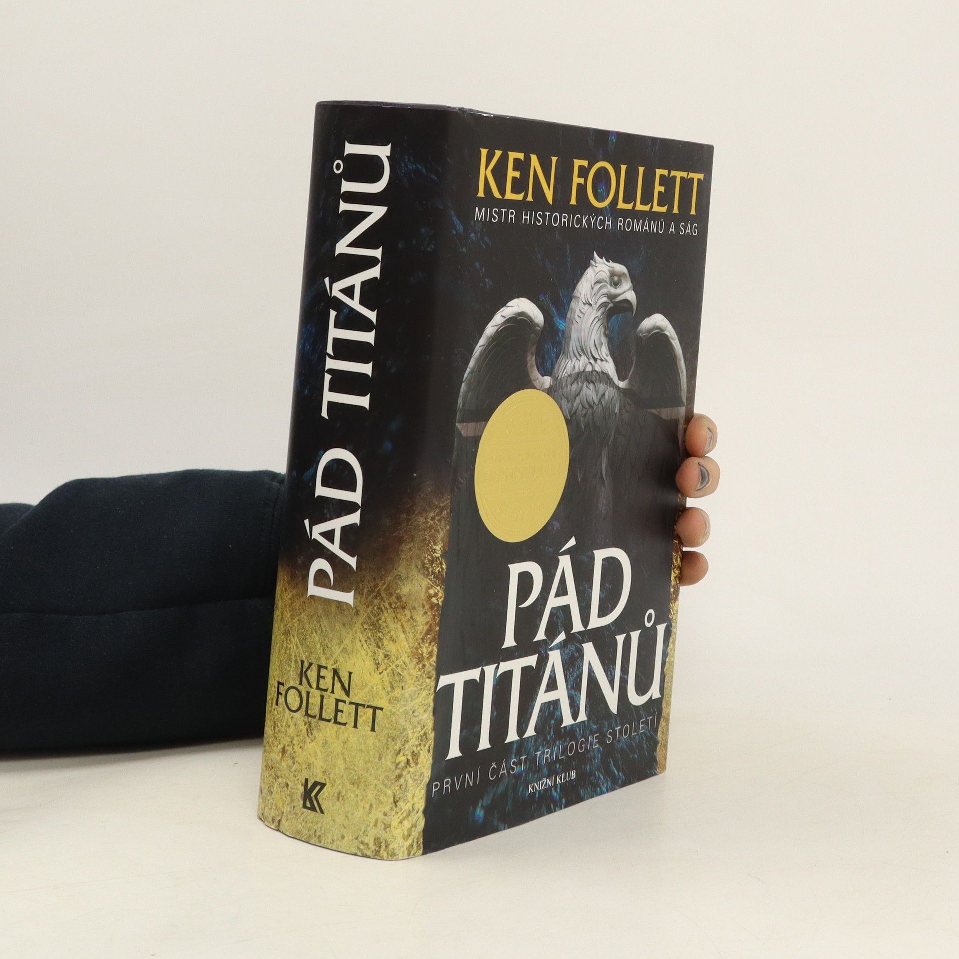Ken Follett Pád titánů