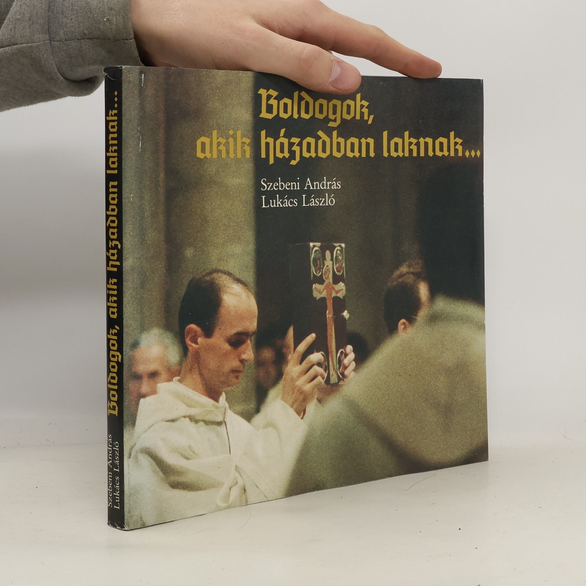 András Szebeni Boldogok, akik házadban laknak--
