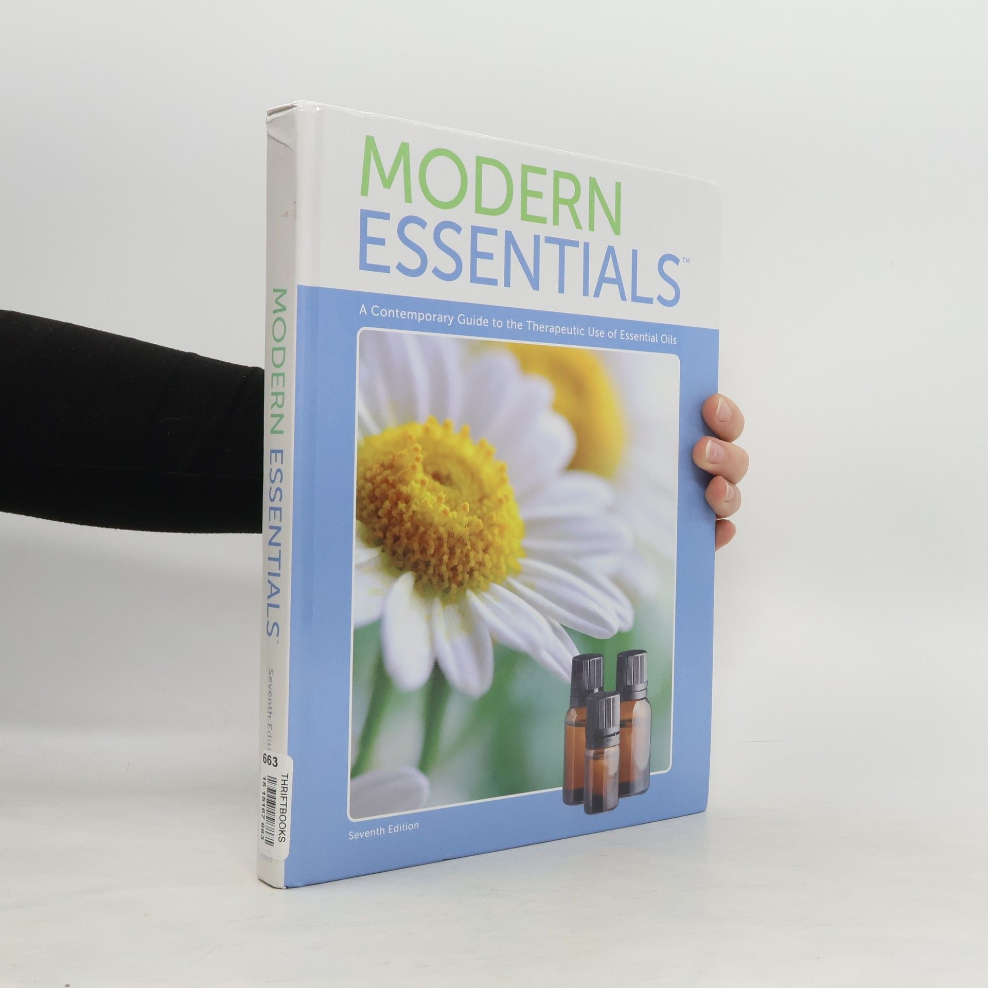 AA.VV. Modern Essentials: A Contemporary Guide to the Therapeutic Use of Essential Oils