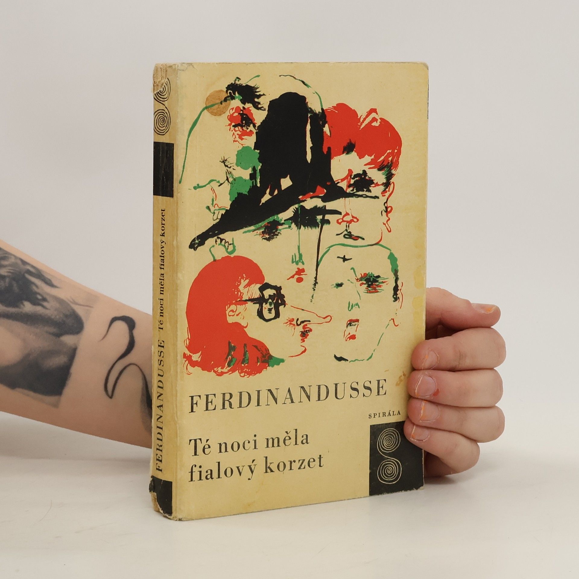 Ferdinandusse Rinus Té noci měla fialový korzet