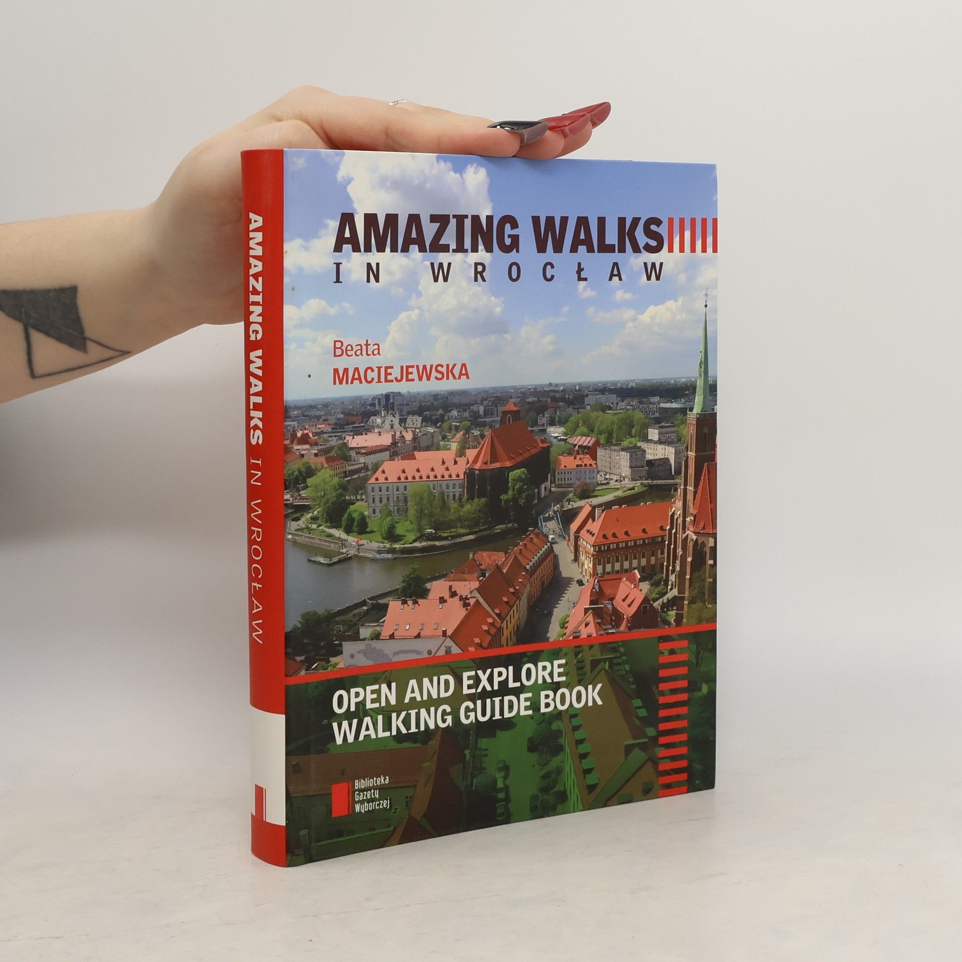 Beata Maciejewska AMAZING WALKS IN WROCŁAW OPEN AND EXPLORE WALKING GUIDE BOOK
