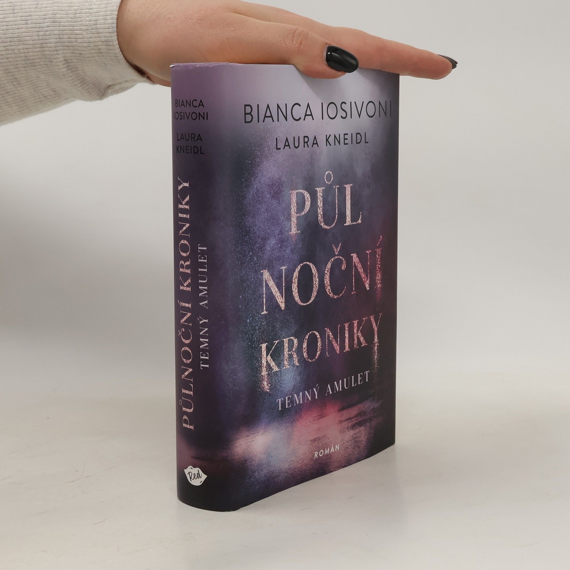Bianca Iosivoni Půlnoční kroniky: Temný amulet.