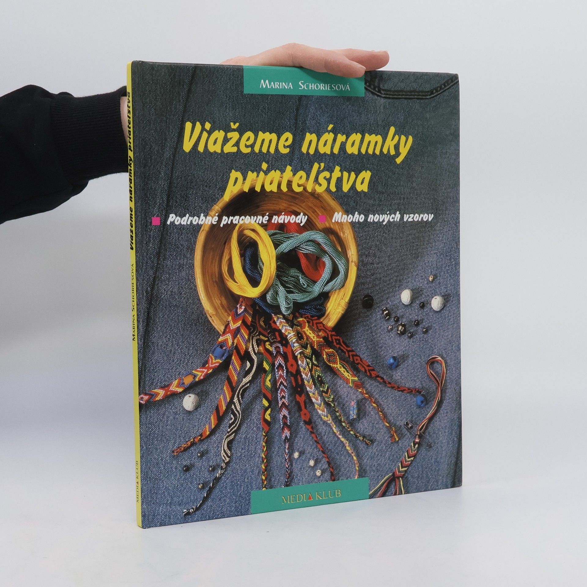 Martina Schoriesová Viažeme náramky priateľstva