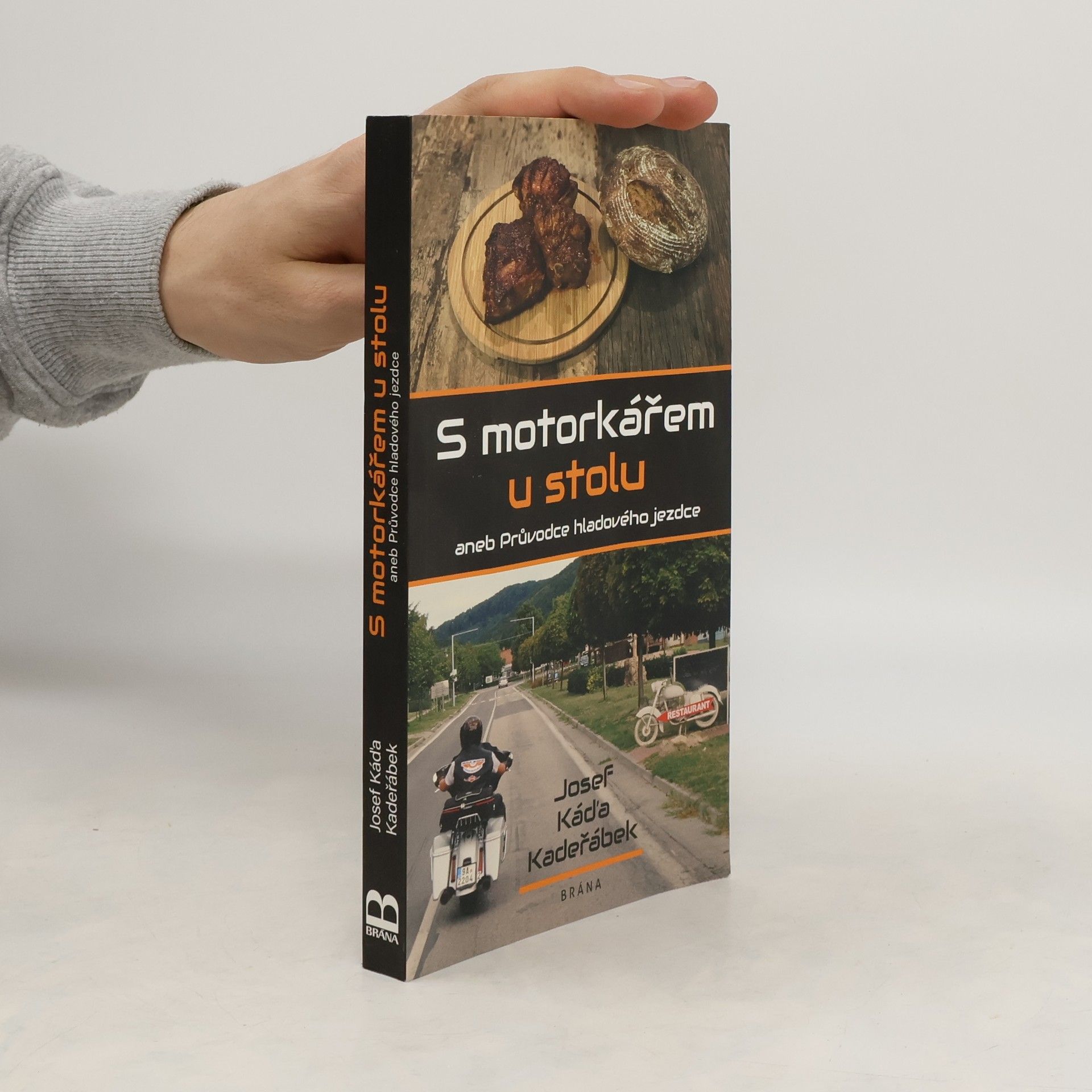 Josef Káďa Kadeřábek S motorkářem u stolu