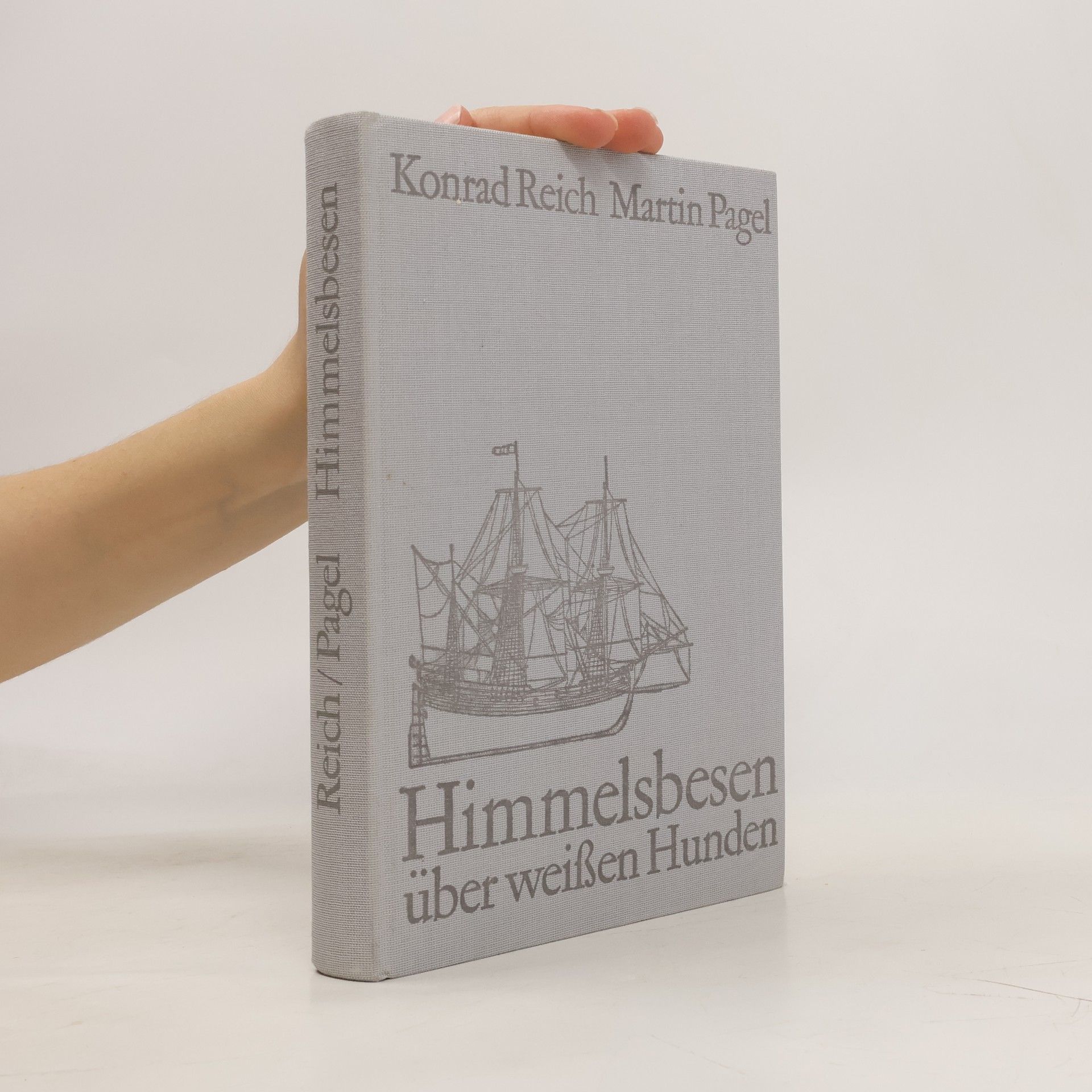 Konrad Reich Himmelsbesen über weißen Hunden