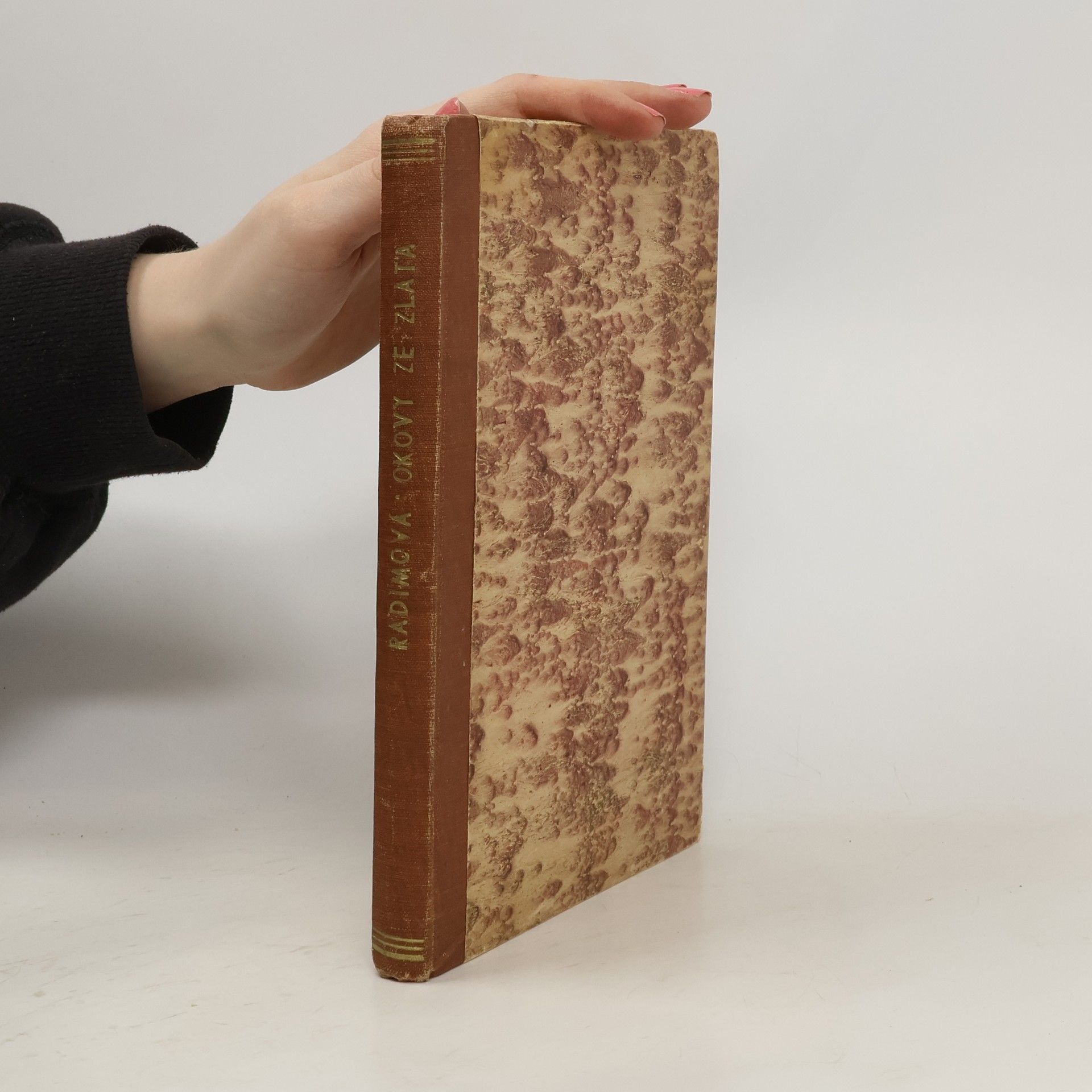 Zdena Radimová Okovy ze zlata. Román nalezence