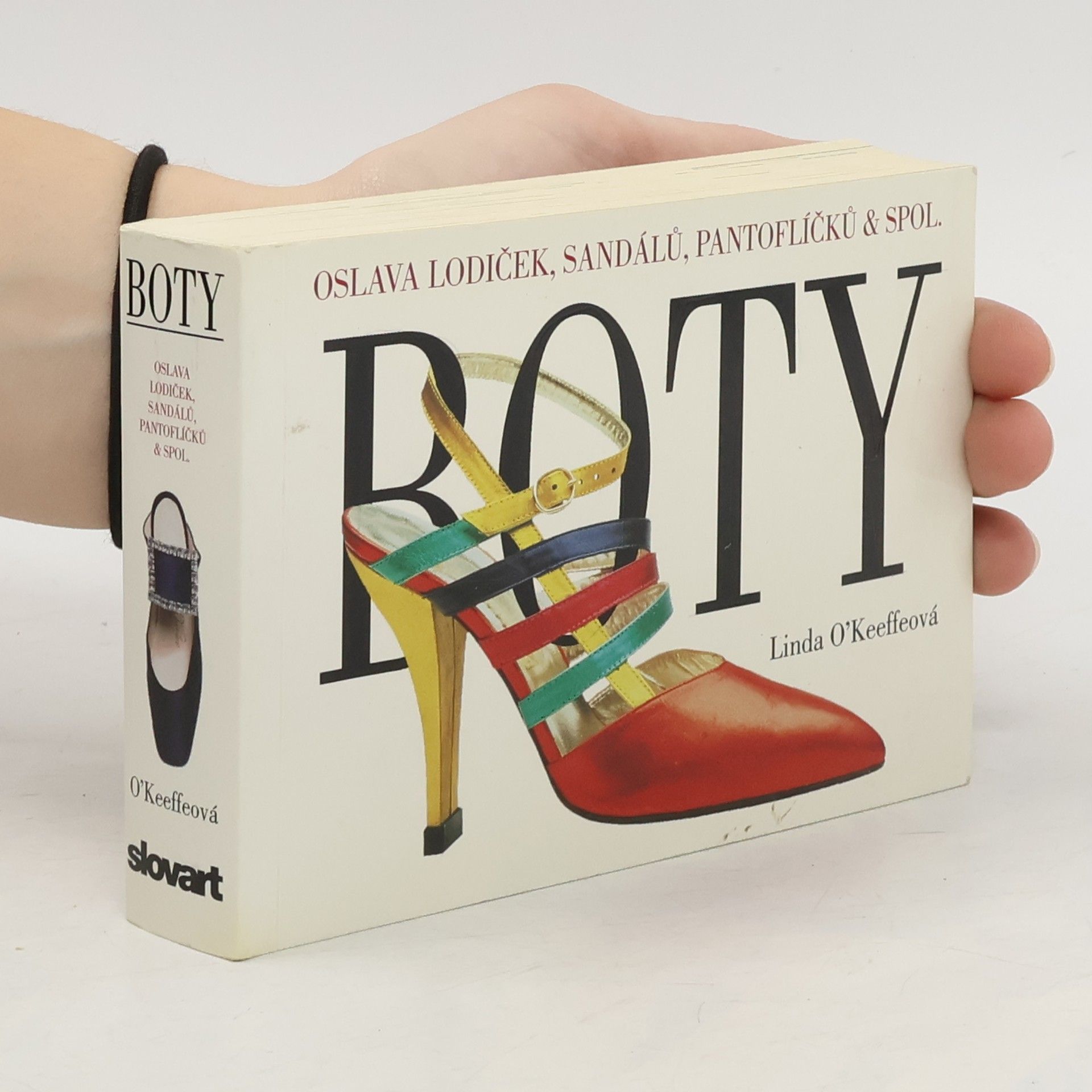 Linda O. Keefe Boty. Oslava lodiček, sandálů, pantoflíčků & spol.