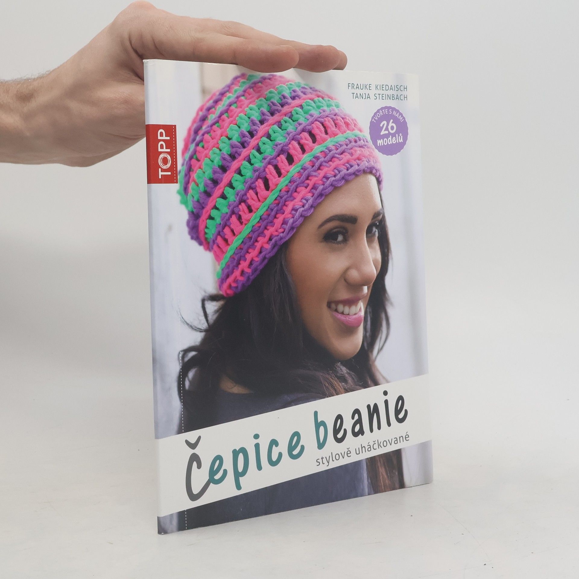 Frauke Kiedaisch Čepice beanie stylově uháčkované