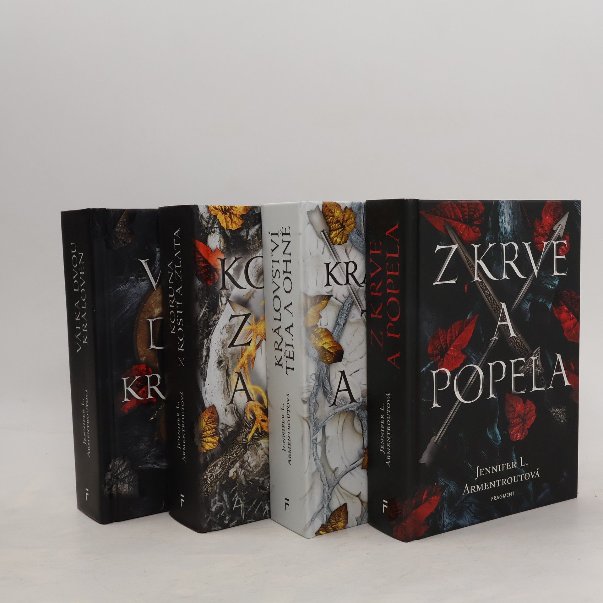 Jennifer Armentrout Z krve a popela 1. díl - 4. díl (Z krve a popela, Království těla a ohně, Koruna z kostí a zlata, Válka dvou královen)