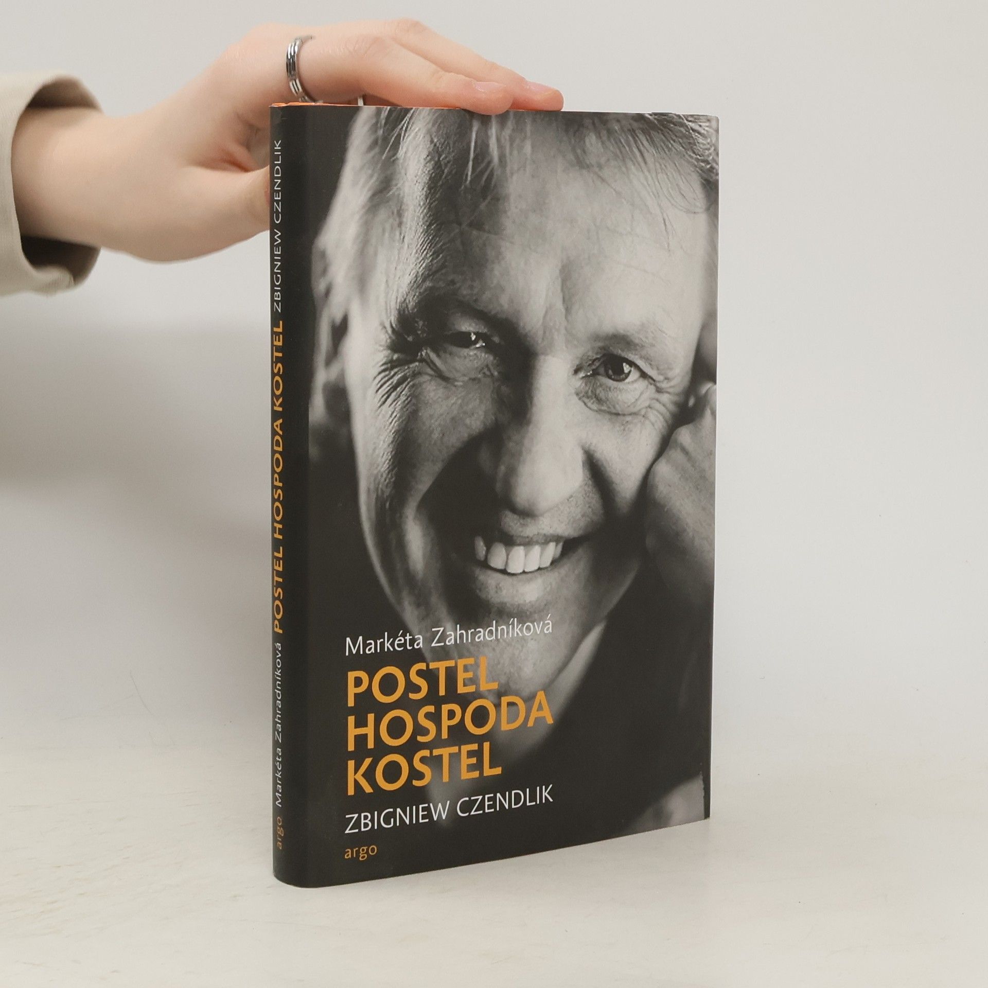 Zbigniew Czendlik Postel, hospoda, kostel