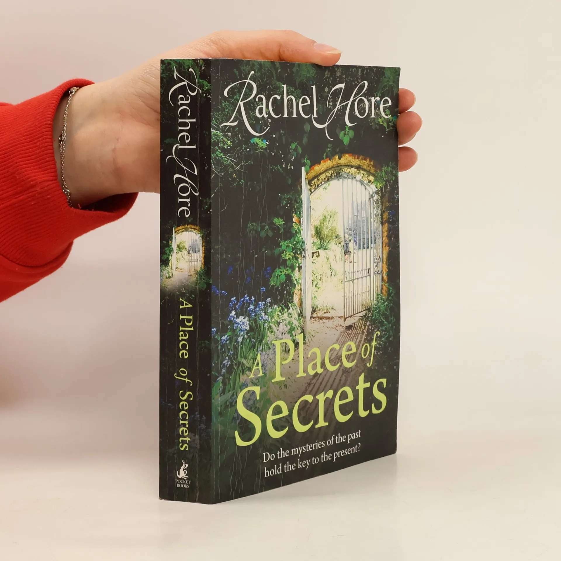 A Place of Secrets | Book | Paperback | Rachel Hore | EN