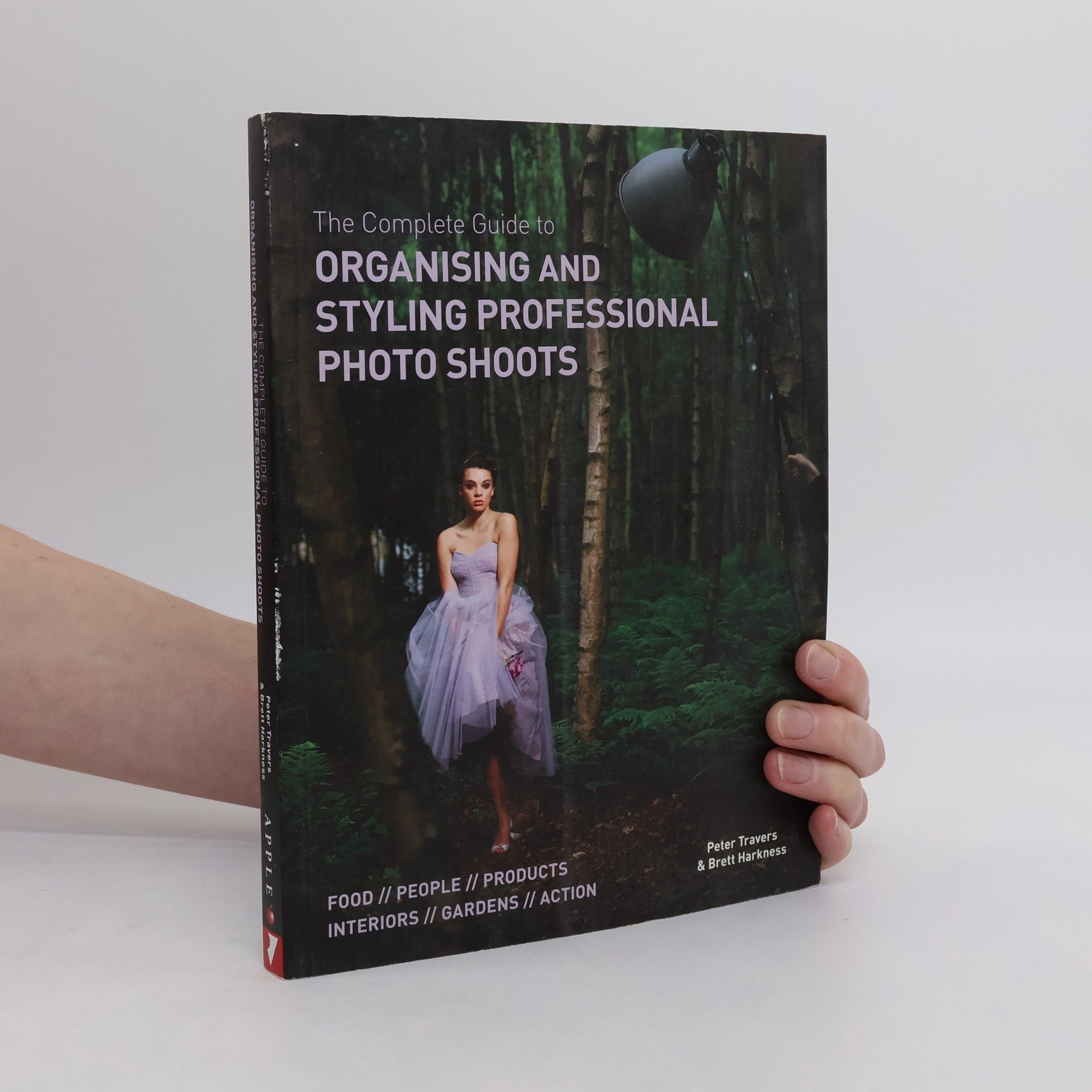 Brett Harkness The complete guide to organising and styling professional photo shoots : food, people, products, interiors, gardens, action