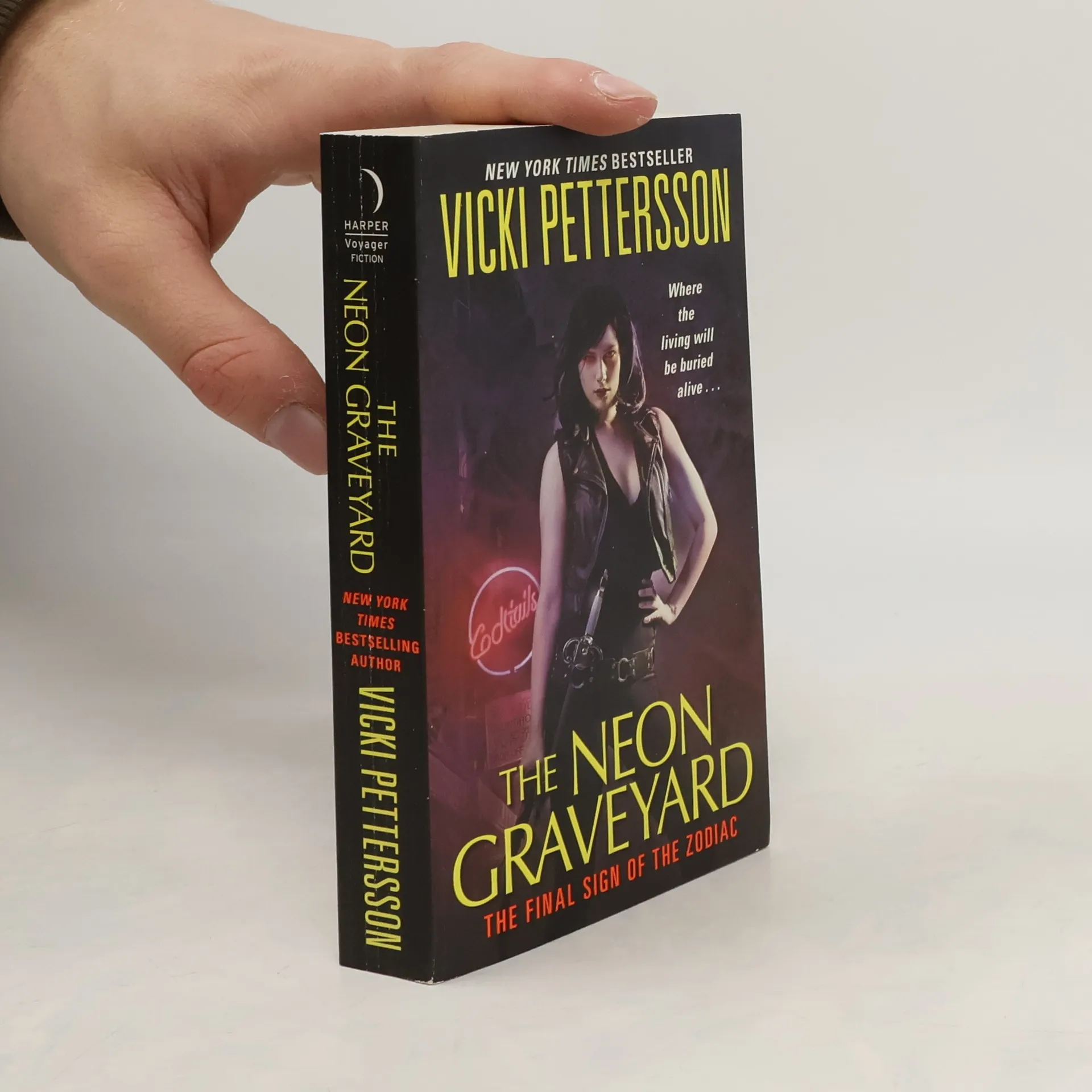 The Neon Graveyard. The Final Sign of the Zodiac | Book | Paperback | Vicki Pettersson | EN