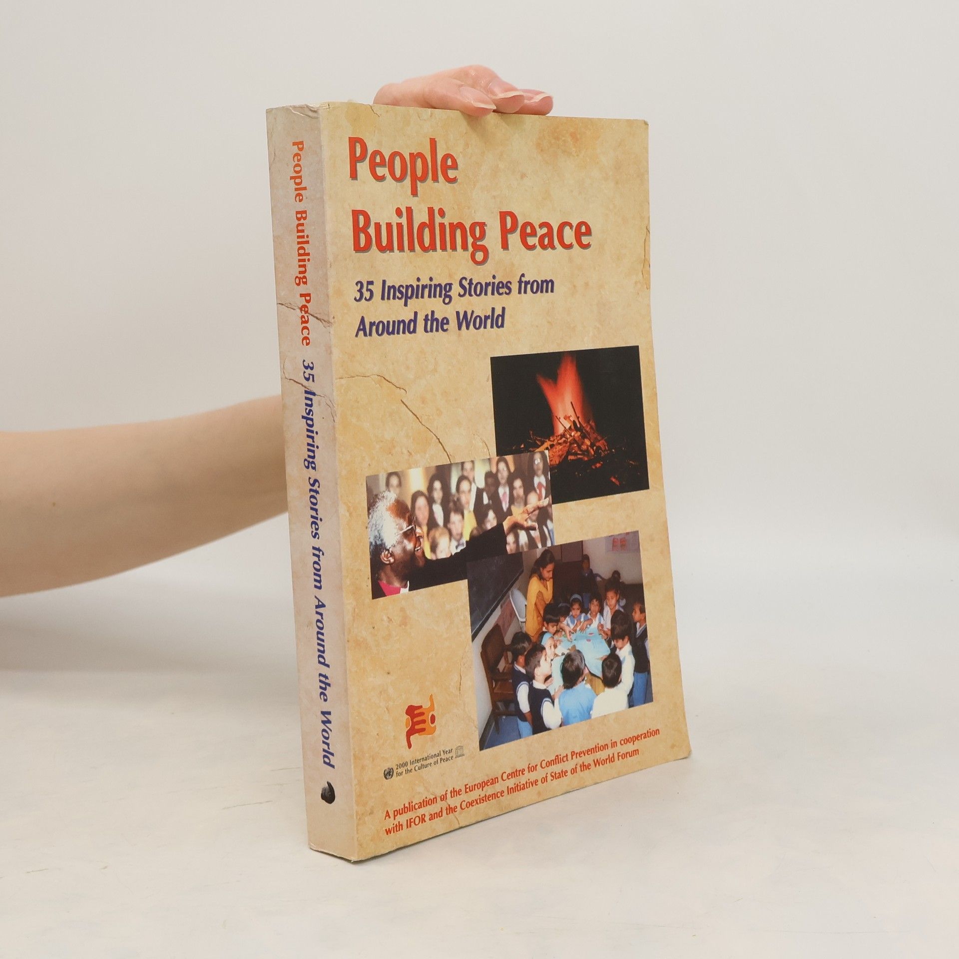 AA.VV. People Building Peace. 35 Inspiring Stories from Around the World