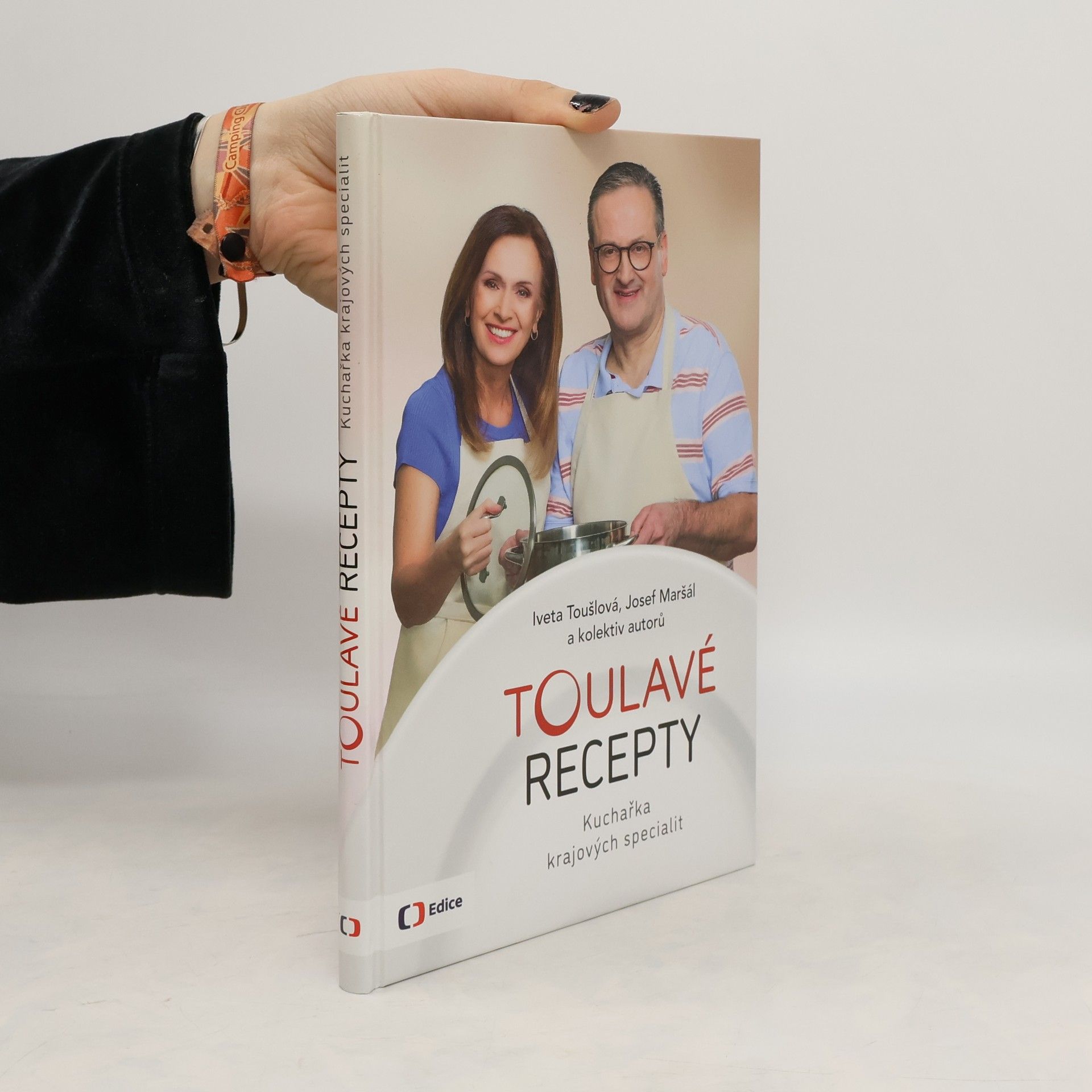 Iveta Toušlová Toulavé recepty : kuchařka krajových specialit