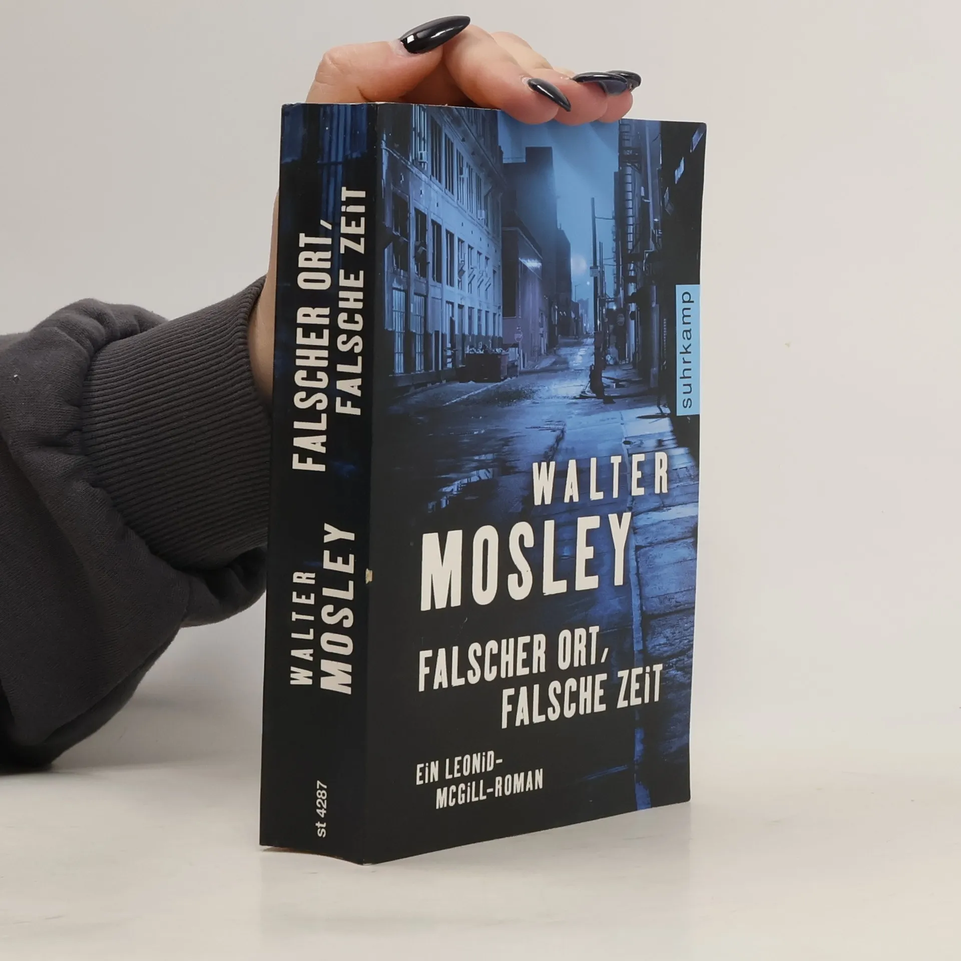 Falscher Ort, falsche Zeit | Book | Walter Mosley | DE