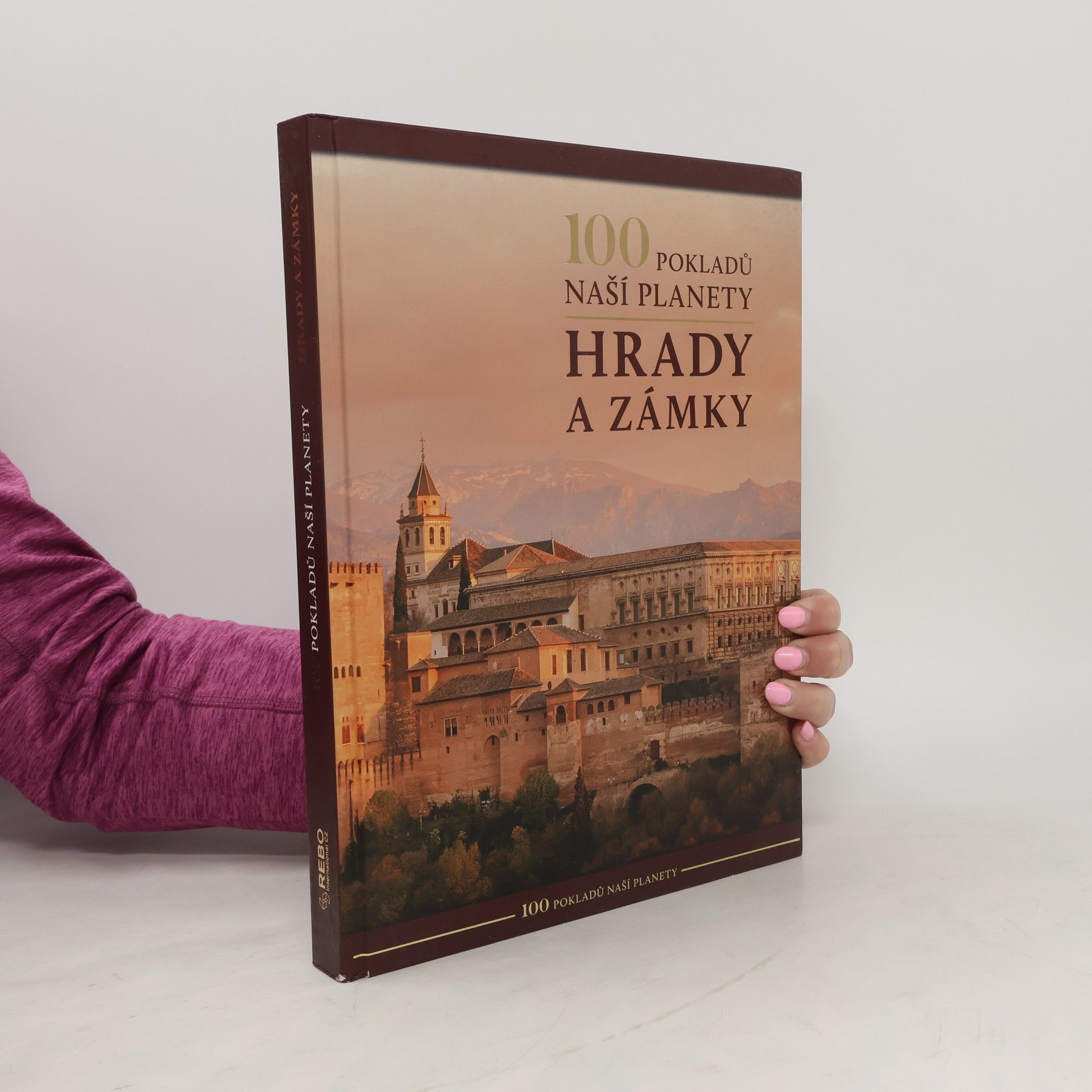 kolektiv 100 pokladů naší planety. Hrady a zámky