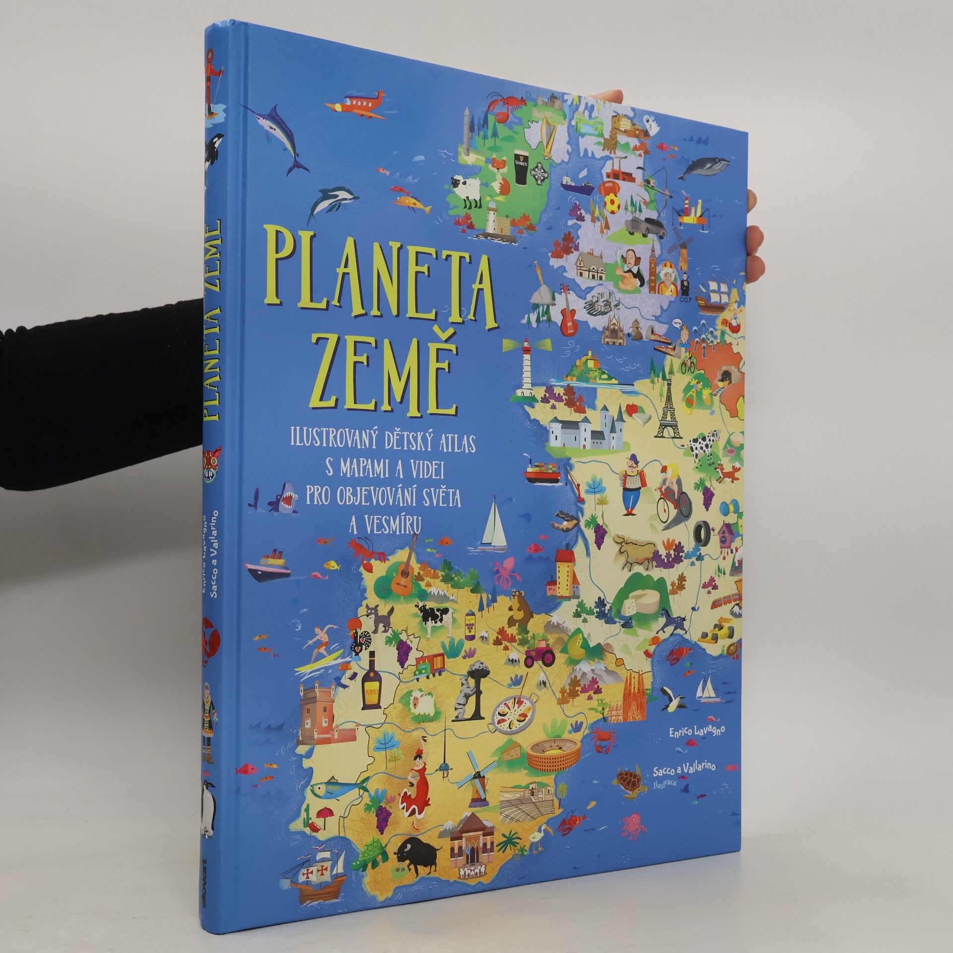 Enrico Lavagno Planeta Země. Ilustrovaný dětský atlas s mapami a videi pro objevování světa a vesmíru