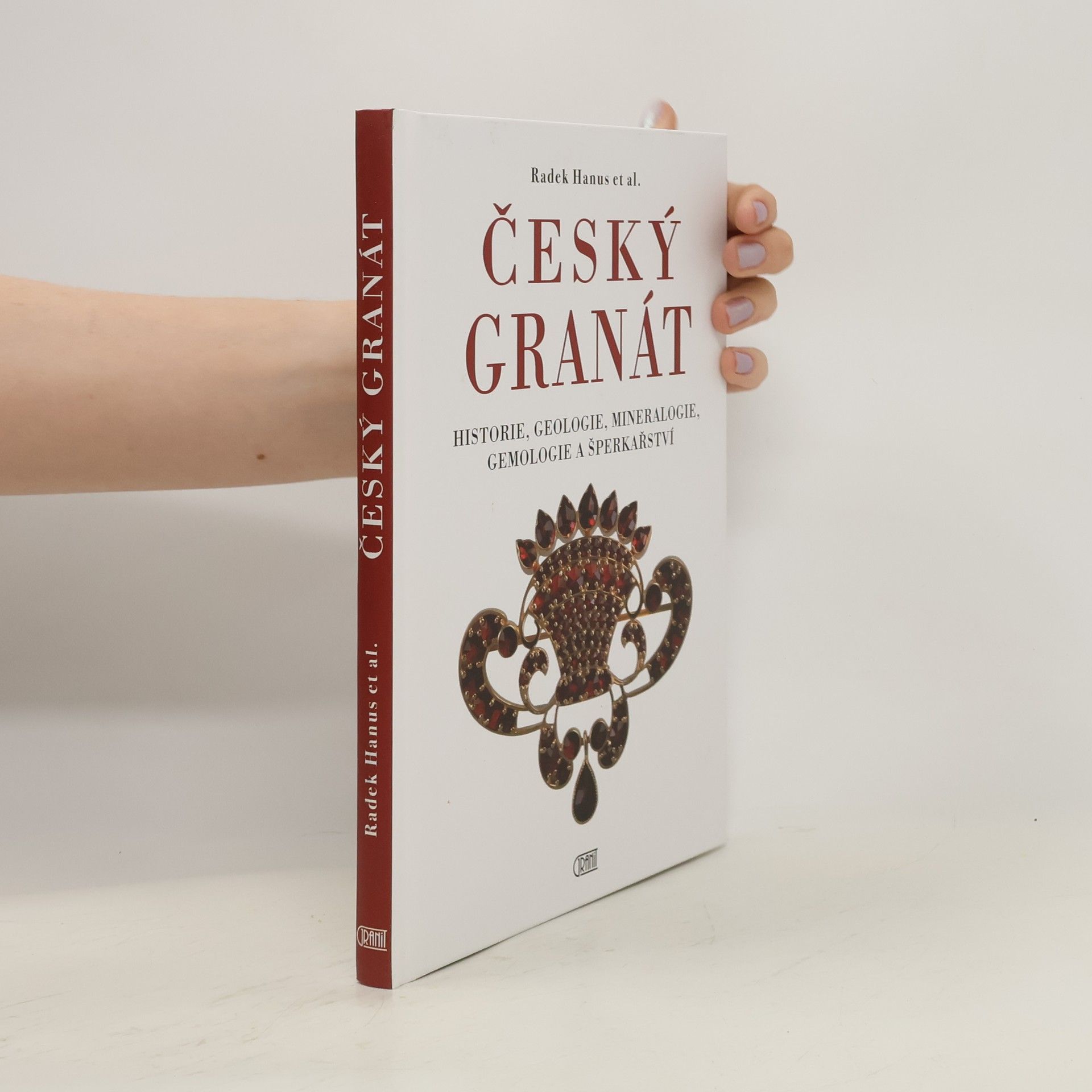 Radek Hanus Český granát: historie, geologie, mineralogie, gemologie a šperkařství