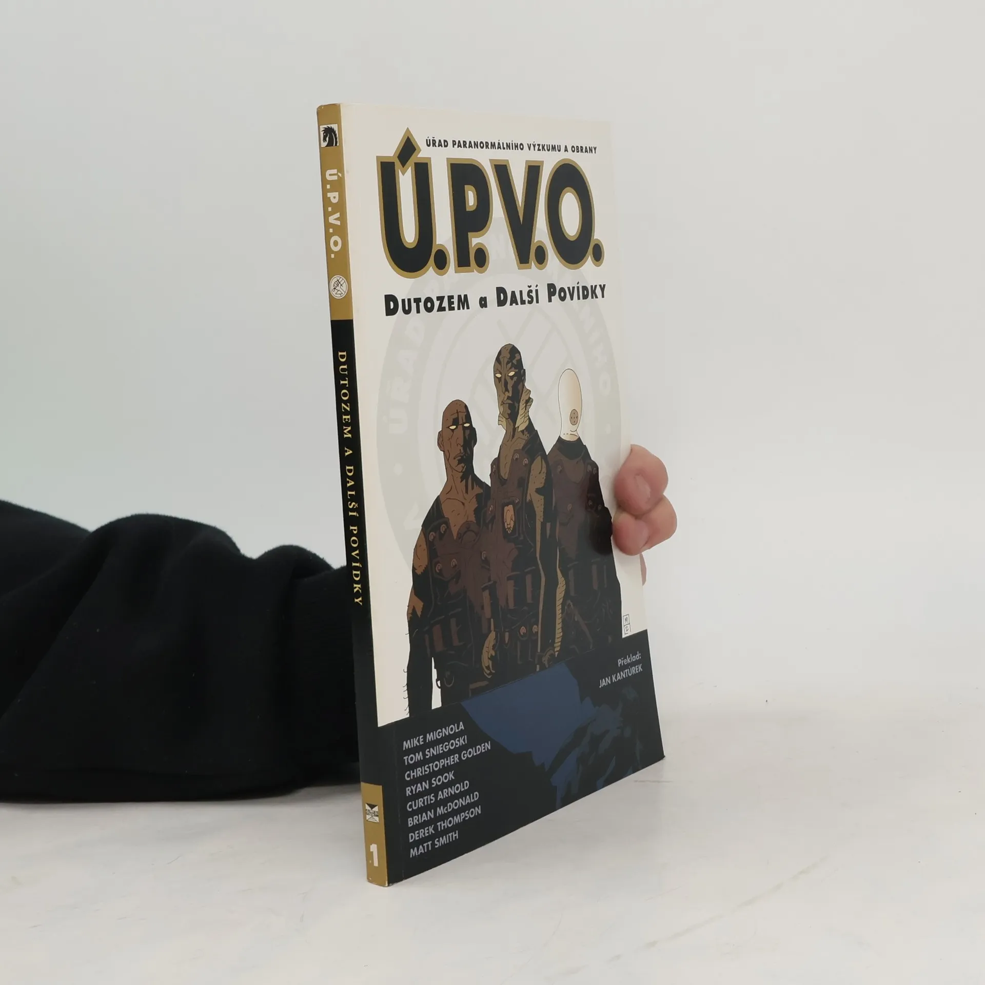 Úřad paranormálního výzkumu a obrany. Dutozem a další povídky | Book | Mike Mignola | CS