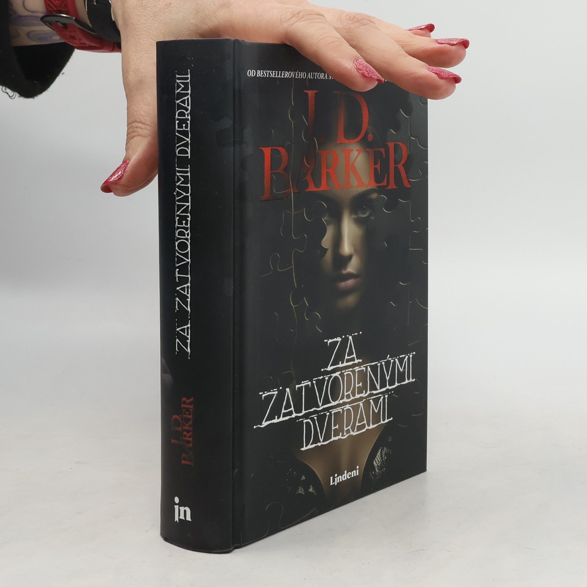 J. D. Barker Za zatvorenými dverami
