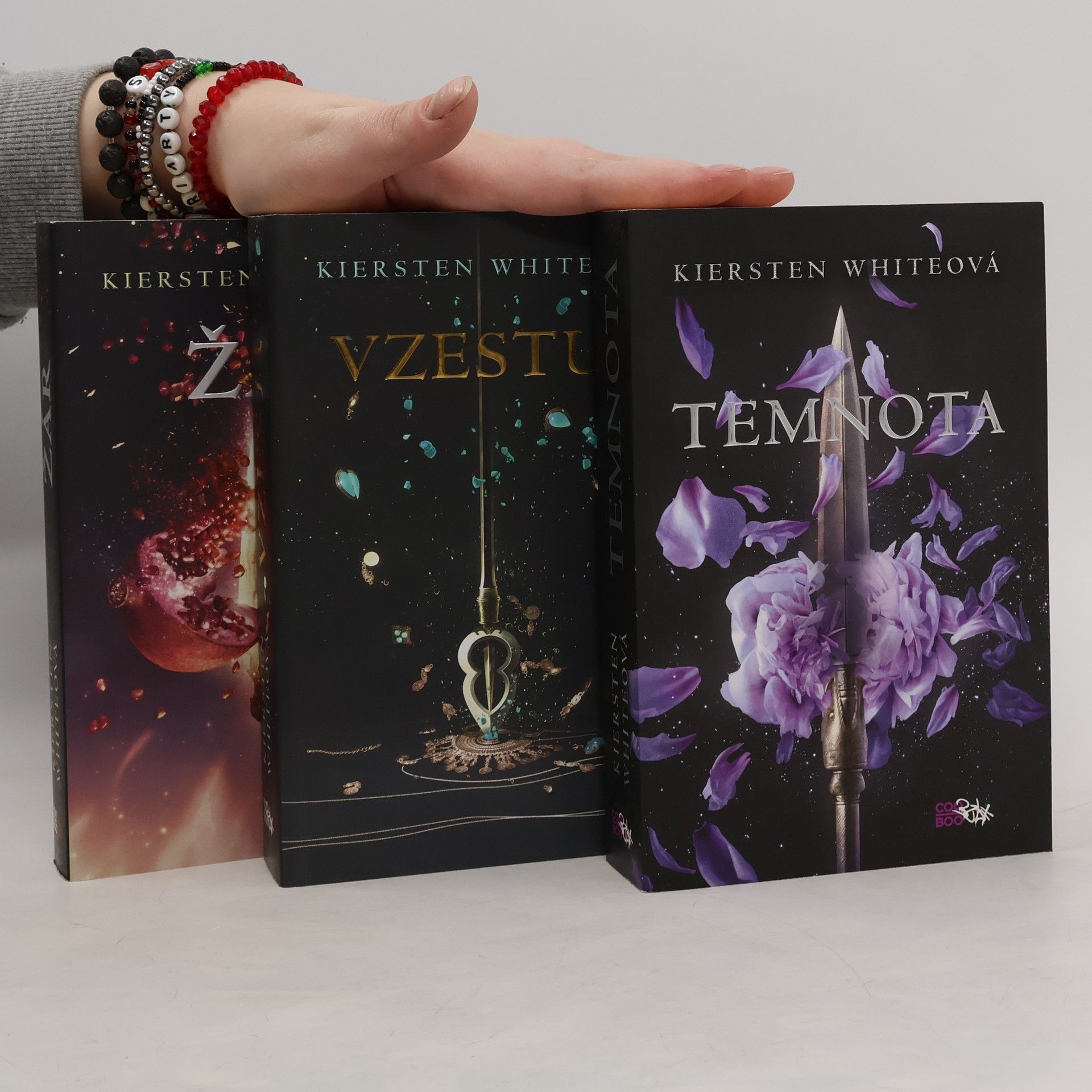 Kiersten White Dobyvatelská sága. Temnota. Vzestup. Žár.