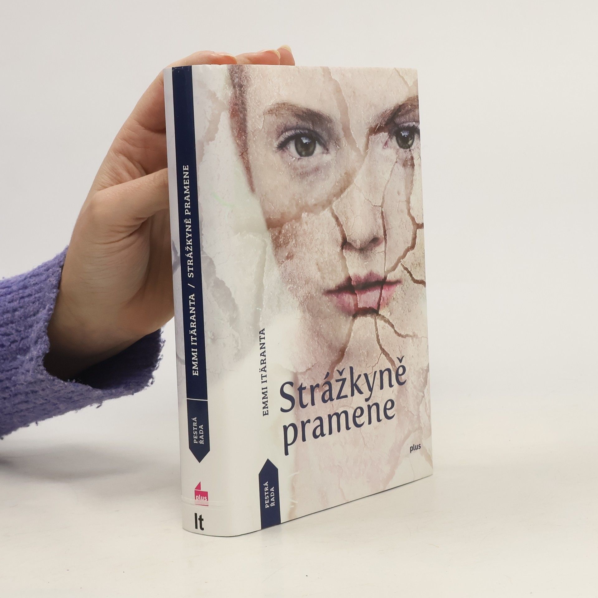 Emmi Itäranta Strážkyně pramene