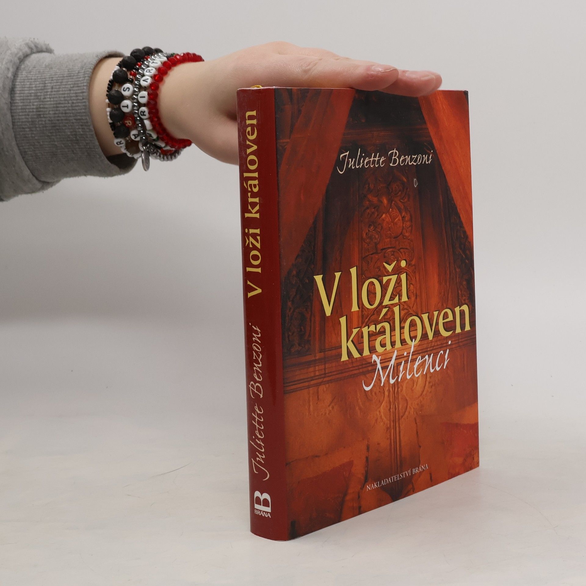 Juliette Benzoni V loži královen: Milenci