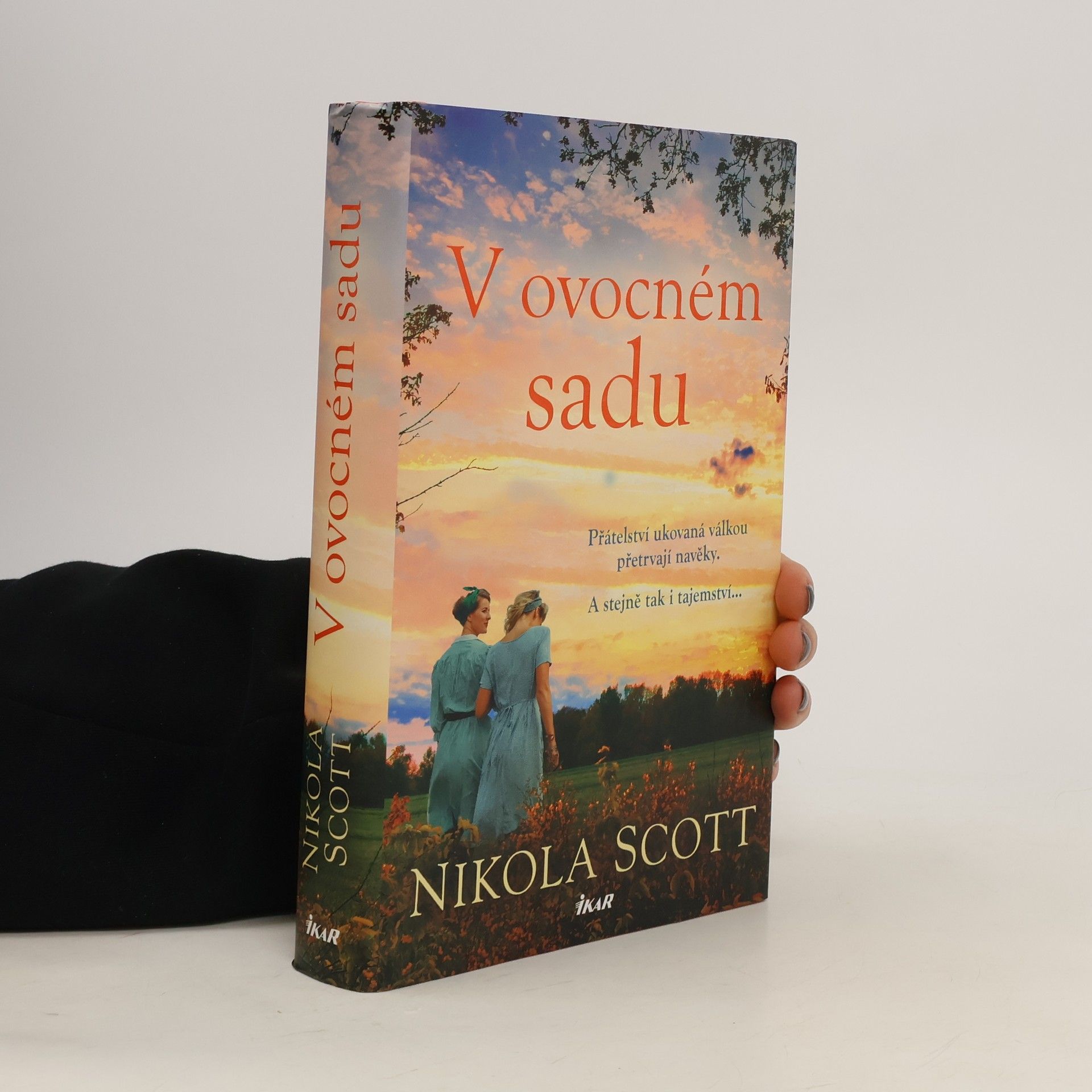 Nikola Scott V ovocném sadu