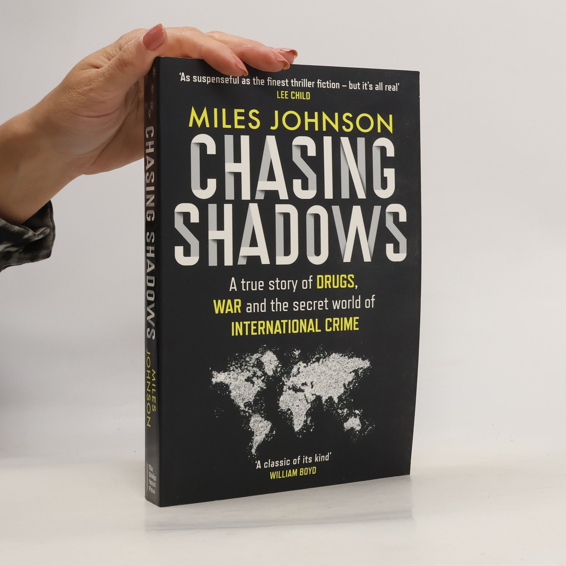 Alicia A Johnson Chasing Shadows: A true story of drugs, war and the secret world of international crime