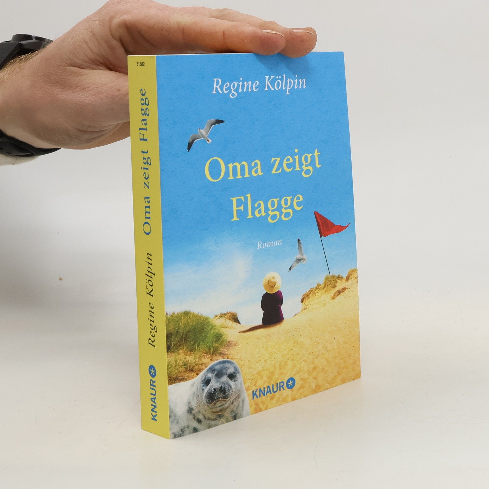 Regine Kölpin Oma zeigt Flagge