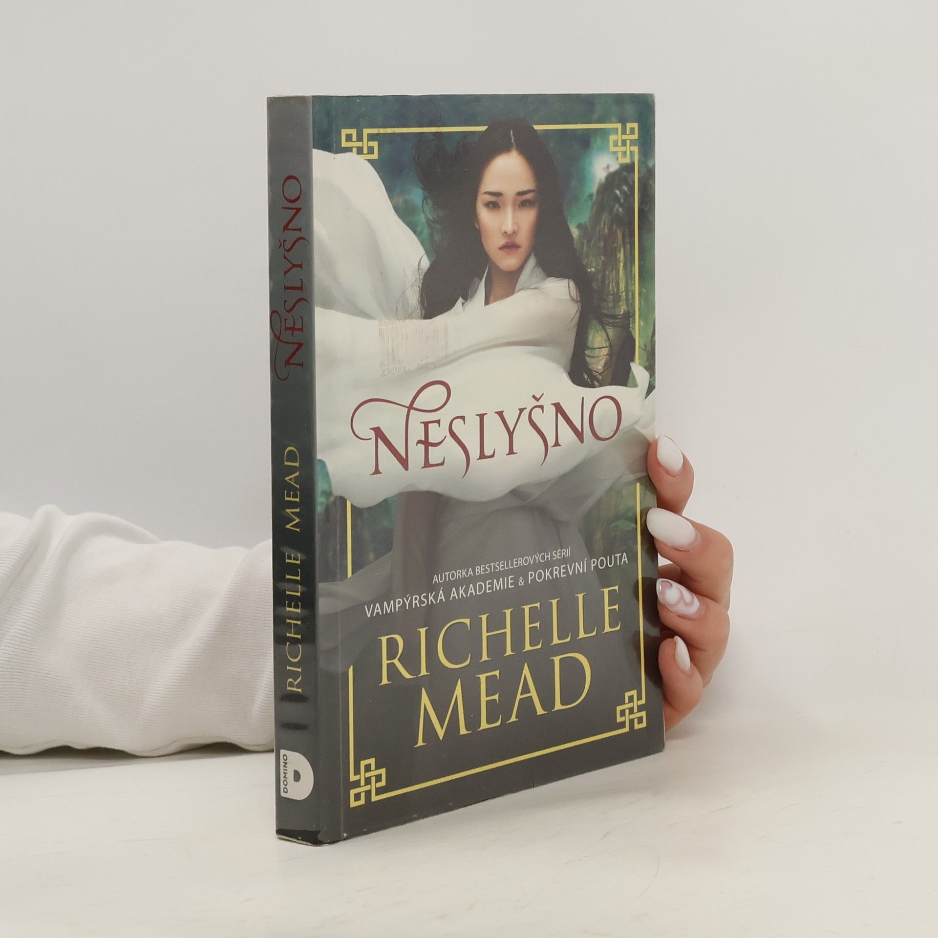 Richelle Mead Neslyšno