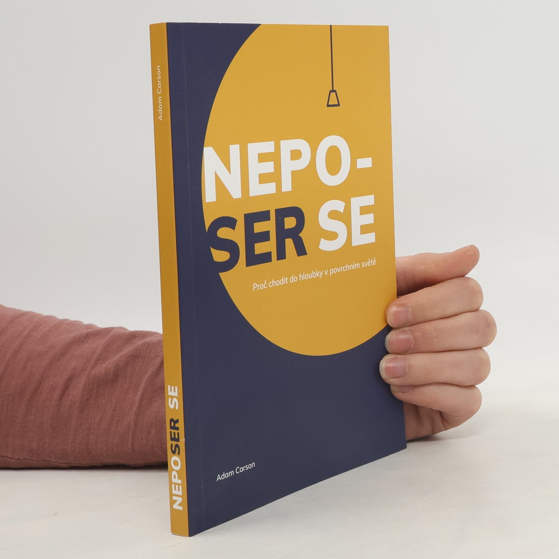Adam Carson Neposer se : proč chodit do hloubky v povrchním světě