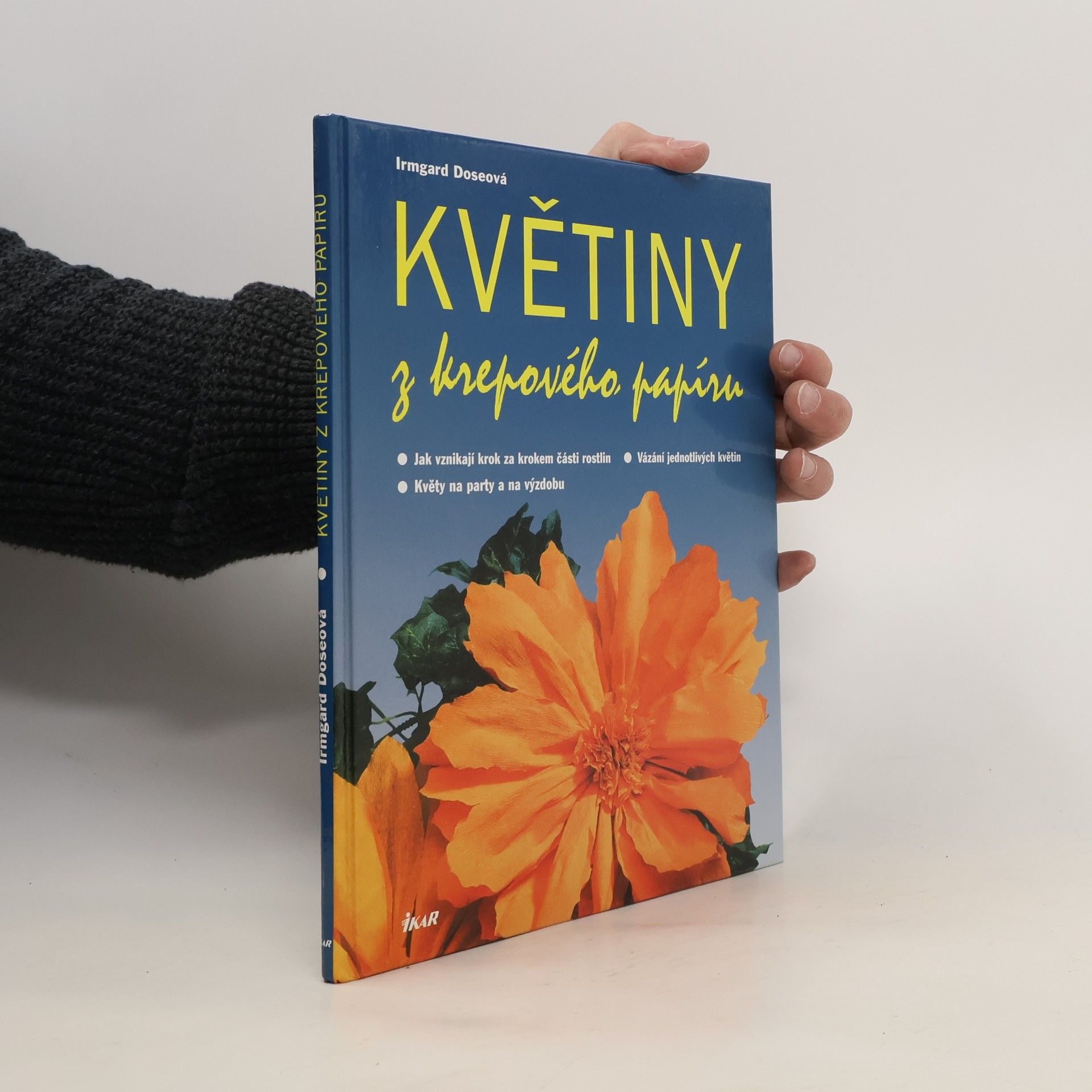 Květiny z krepového papíru