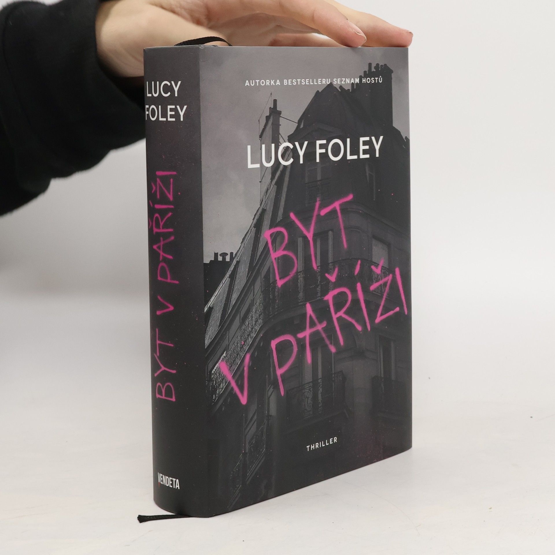 Lucy Foley Byt v Paříži