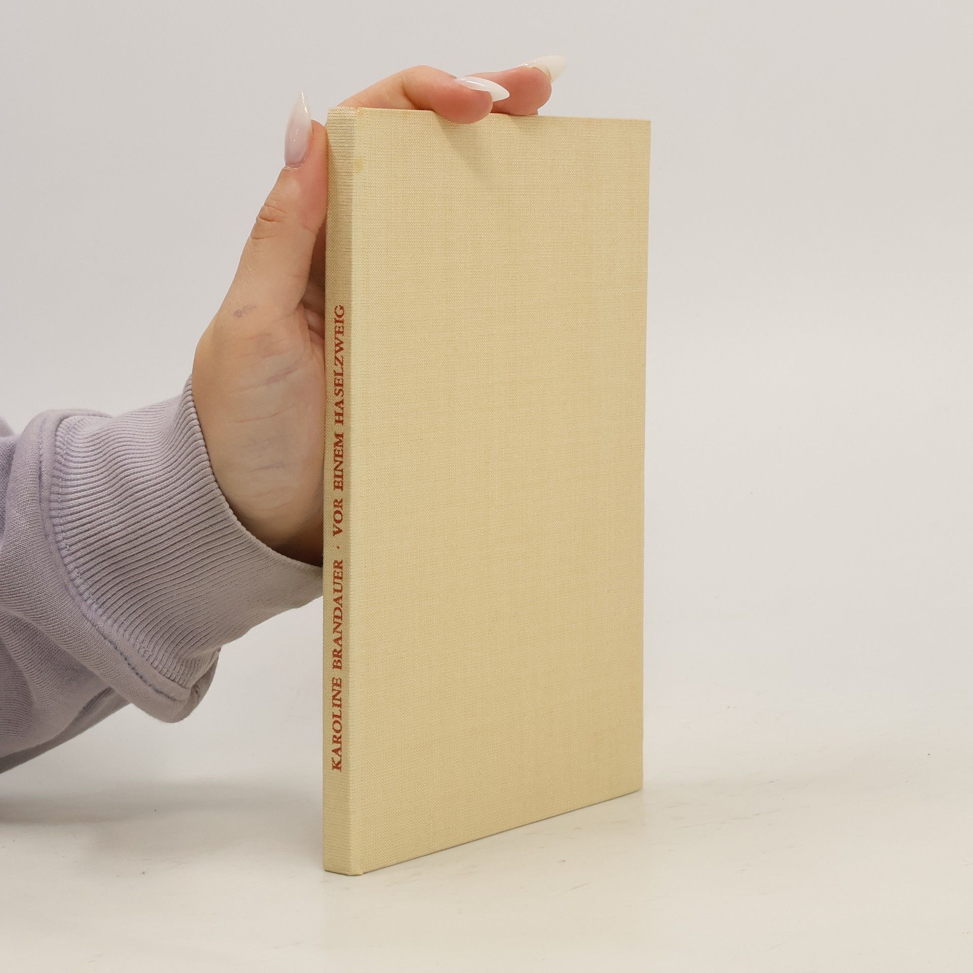 Karoline Brandauer Vor einem Haselzweig